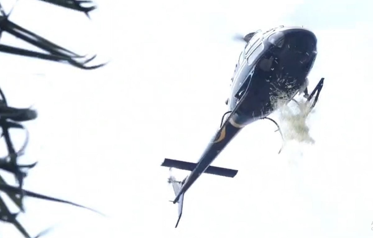 ಸೀಮಂತಕ್ಕೆ ಹೆಲಿಕಾಪ್ಟರ್‌ನಿಂದ ಹೂಮಳೆ: ಪತ್ನಿಗೆ ಅಚ್ಚರಿ ಉಡುಗೊರೆ ನೀಡಿದ ಉದ್ಯಮಿ