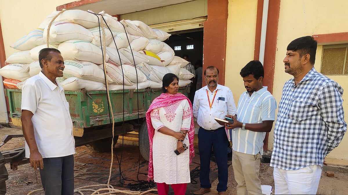 ಶಿಡ್ಲಘಟ್ಟ | ರಾಗಿ ಖರೀದಿ ಕೇಂದ್ರಕ್ಕೆ ತಹಶೀಲ್ದಾರ್ ಭೇಟಿ