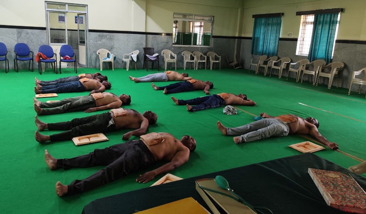 ಪ್ರಕೃತಿ ಚಿಕಿತ್ಸೆ ಮತ್ತು ಯೋಗ ವೈದ್ಯಕೀಯ ಕಾಲೇಜಿನಲ್ಲಿ ಪೊಲೀಸರ ಯೋಗಾಭ್ಯಾಸ