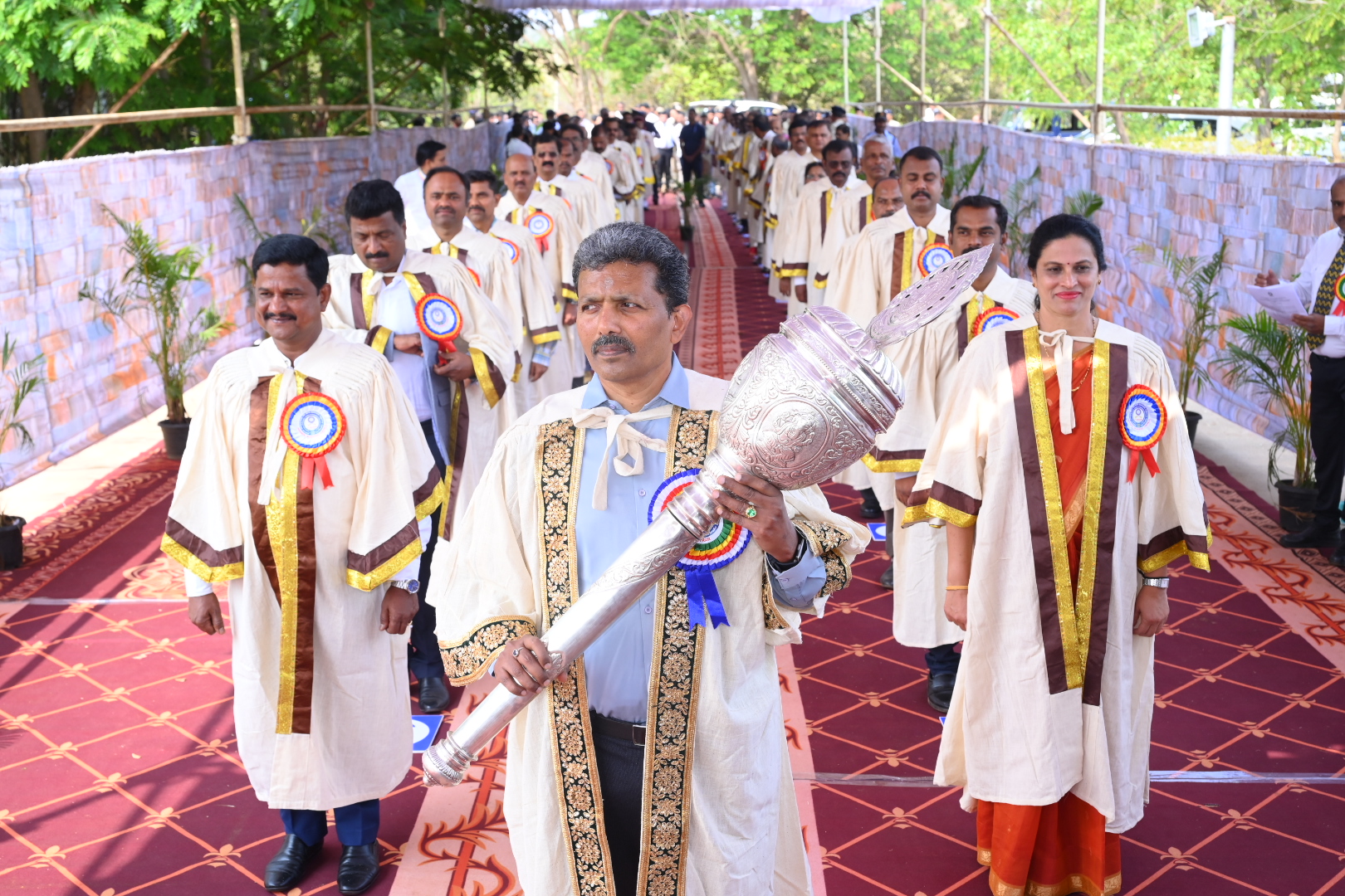 ರಾಜ್ಯಪಾಲ ಥಾವರಚಂದ್‌ ಗೆಹಲೋತ್‌ ಅವರಿಗೆ ವಿವಿ ಕುಲಸಚಿವ ಪ್ರೊ. ಪಿ.ಟಿ. ರಮೇಶ್‌ ಹಾಗೂ ಇತರರು ಸಾಂಪ್ರದಾಯಿಕ ಸ್ವಾಗತ ಕೋರಿದರು