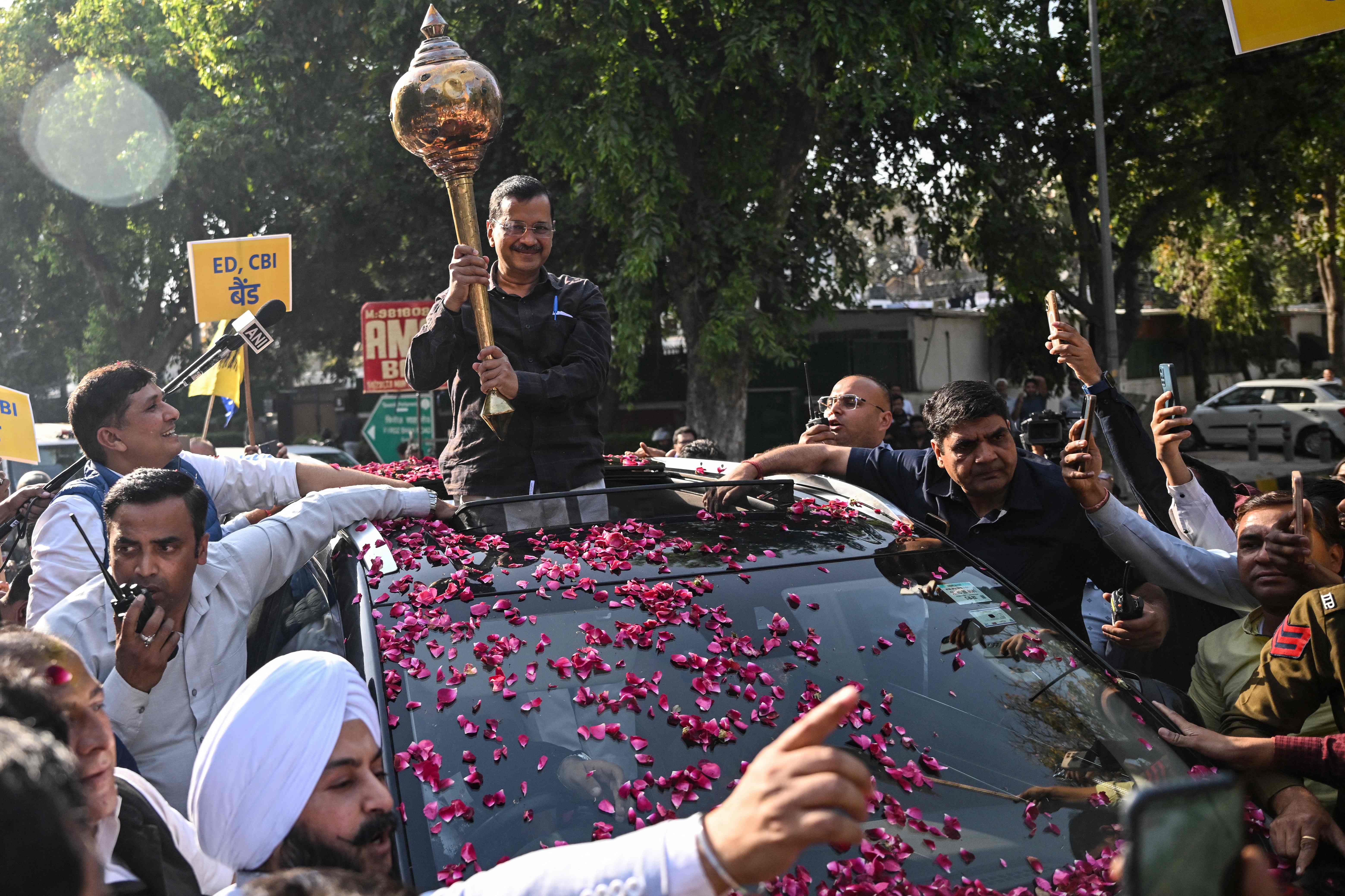 ದೆಹಲಿ ಅಬಕಾರಿ ನೀತಿ ಪ್ರಕರಣದಿಂದ ಖುಲಾಸೆಗೊಂಡ ಎಎಪಿ ಮುಖ್ಯಸ್ಥ ಅರವಿಂದ ಕೇಜ್ರಿವಾಲ್‌ ಅವರು ಶುಕ್ರವಾರ ಮೆರವಣಿಗೆಯಲ್ಲಿ ಗದೆ ಪ್ರದರ್ಶಿಸಿದರು –ಪಿಟಿಐ ಚಿತ್ರ 