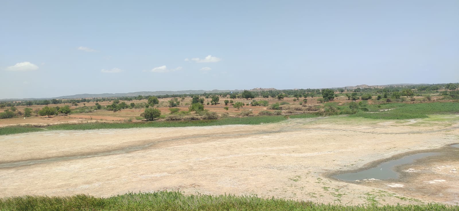 ನೀರಿಲ್ಲದೆ ಒಣಗಿರುವ ನಾರಾಯಣ ನಾಯಕ ತಾಂಡಾ ಕೆರೆ 