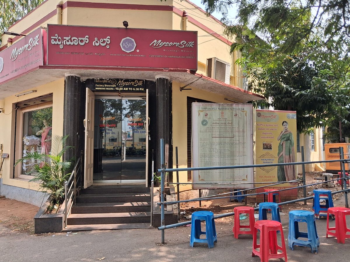 ಉತ್ಪಾದನಾ ಘಟಕ ಸಿಬ್ಬಂದಿಯಿಂದ ಪ್ರತಿಭಟನೆ: ಮುಚ್ಚಿದ ‘ಮೈಸೂರು ರೇಷ್ಮೆಸೀರೆ’ ಮಳಿಗೆ