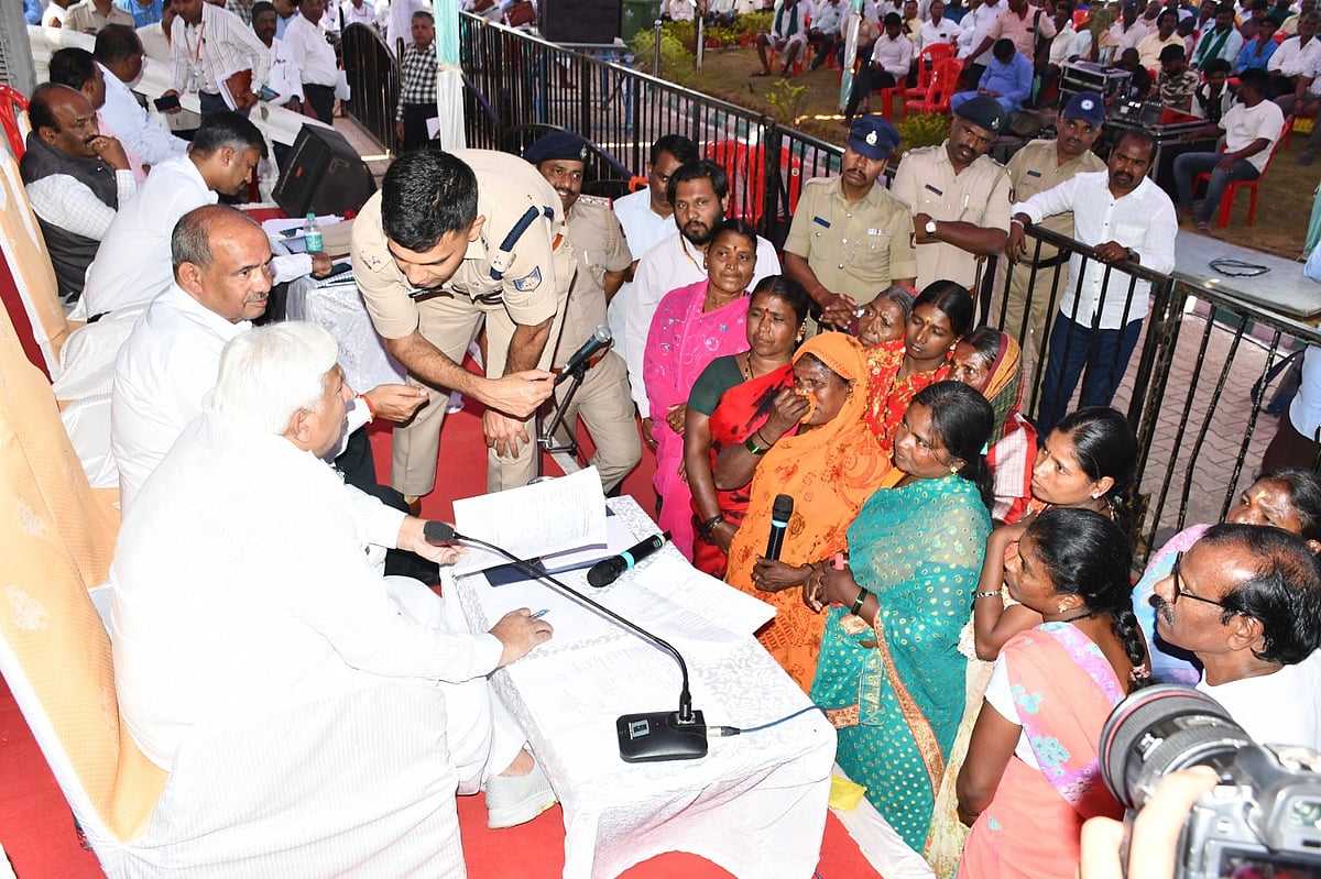 ರಸ್ತೆ ಸರಿ ಇಲ್ಲದ್ದಕ್ಕೆ ಗರ್ಭಪಾತಗಳಾಗಿವೆ:ಸಚಿವ ಎಚ್‌.ಕೆ.ಪಾಟೀಲ ಎದುರು ಜನರ ಅಳಲು