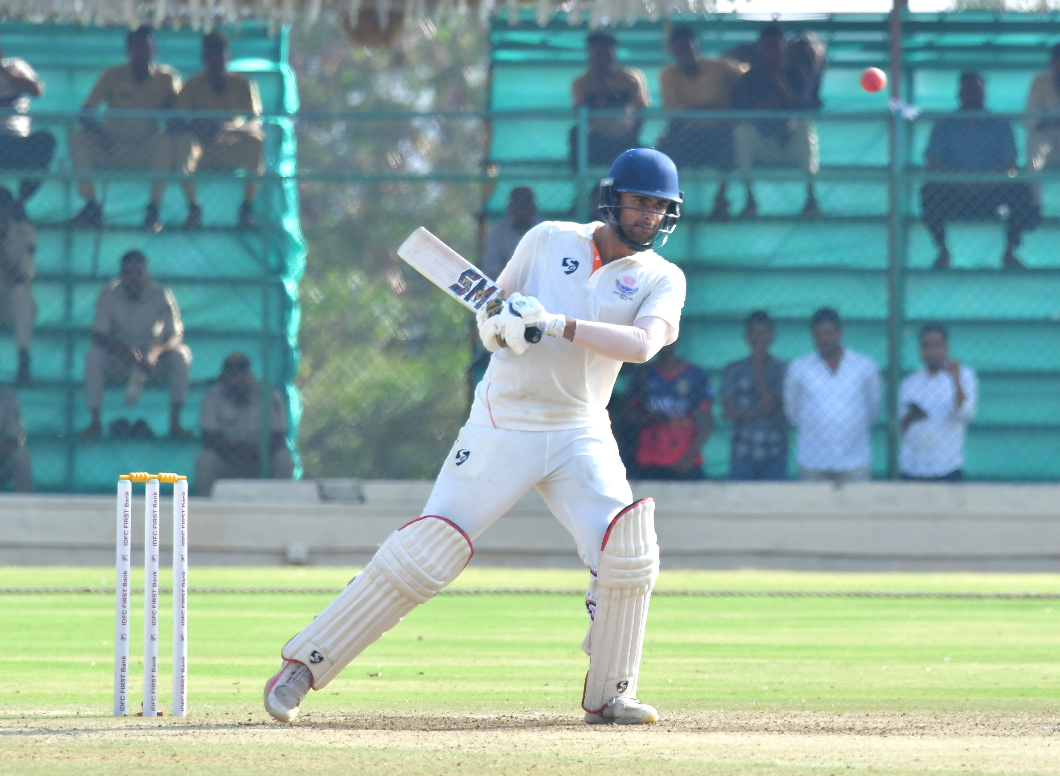 ಜಮ್ಮು ಮತ್ತು ಕಾಶ್ಮೀರ ತಂಡದ ಕಮ್ರನ್ ಇಕ್ಬಾಲ್ 