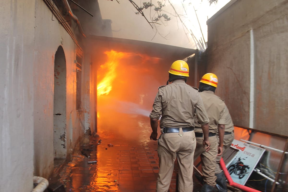 
ಹುಬ್ಬಳ್ಳಿ: 12ಕ್ಕೂ ಹೆಚ್ಚು ಅಂಗಡಿಗೆ ಬೆಂಕಿ, ಹಾನಿ