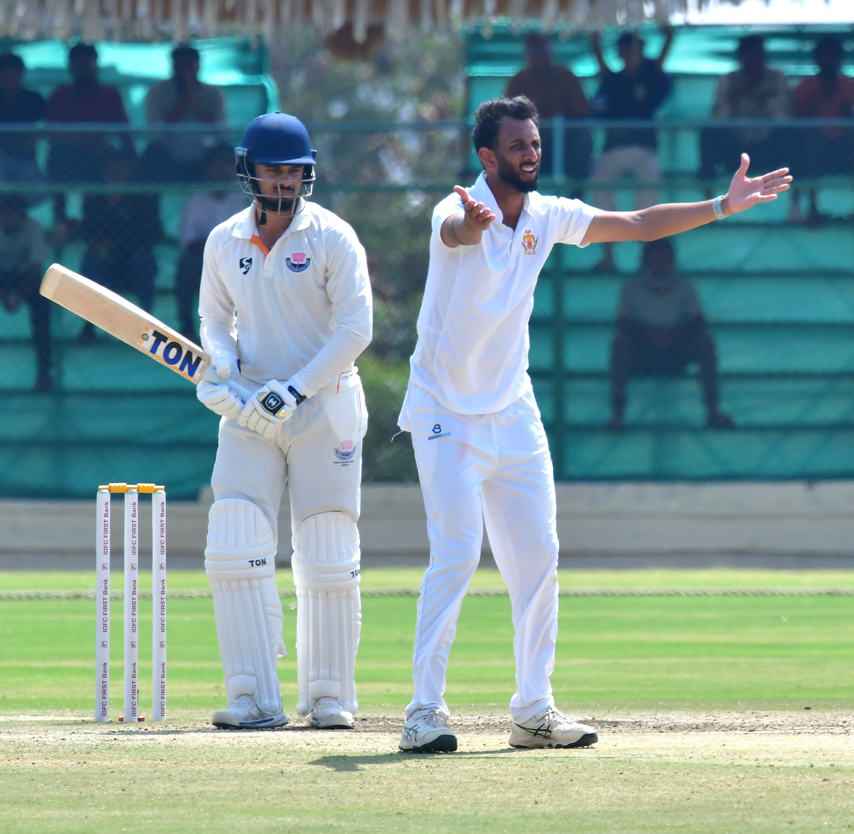 ಔಟ್‌ಗಾಗಿ ಅಂಪೈರ್‌ಗೆ ಮನವಿ ಮಾಡಿದ ಕರ್ನಾಟಕ ತಂಡದ ವೇಗಿ ಪ್ರಸಿದ್ಧ ಕೃಷ್ಣ .