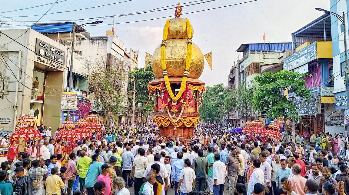 ಸರ್ವಧರ್ಮ ಗ್ರಂಥಗಳಿದ್ದ ರಥ ಎಳೆದು ಸಂಭ್ರಮ