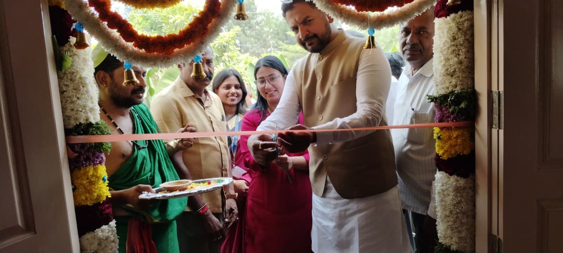 ನಂದಗುಡಿ ಪ್ರಾಥಮಿಕ ಆರೋಗ್ಯ ಕೇಂದ್ರದಲ್ಲಿ 56 ಲಕ್ಷ ವೆಚ್ಚದ ವಿವಿಧ ಅಭಿವೃದ್ದಿ ಕಾಮಗಾರಿಗಳನ್ನು ಉದ್ಘಾಟಿಸುತ್ತಿರುವ ಸಂದರ್ಭ