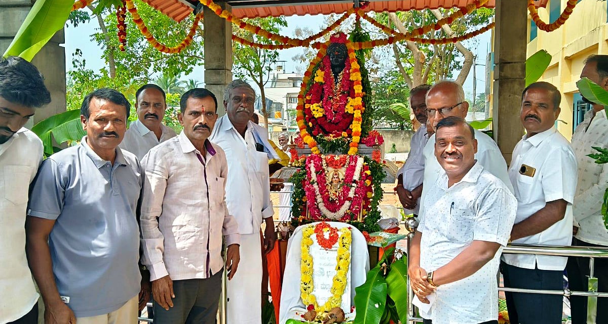 ಚನ್ನಪಟ್ಟಣ: ಸ್ವಾಮಿ ವಿವೇಕಾನಂದ ಕಂಚಿನ ಪುತ್ಥಳಿ ಅನಾವರಣ