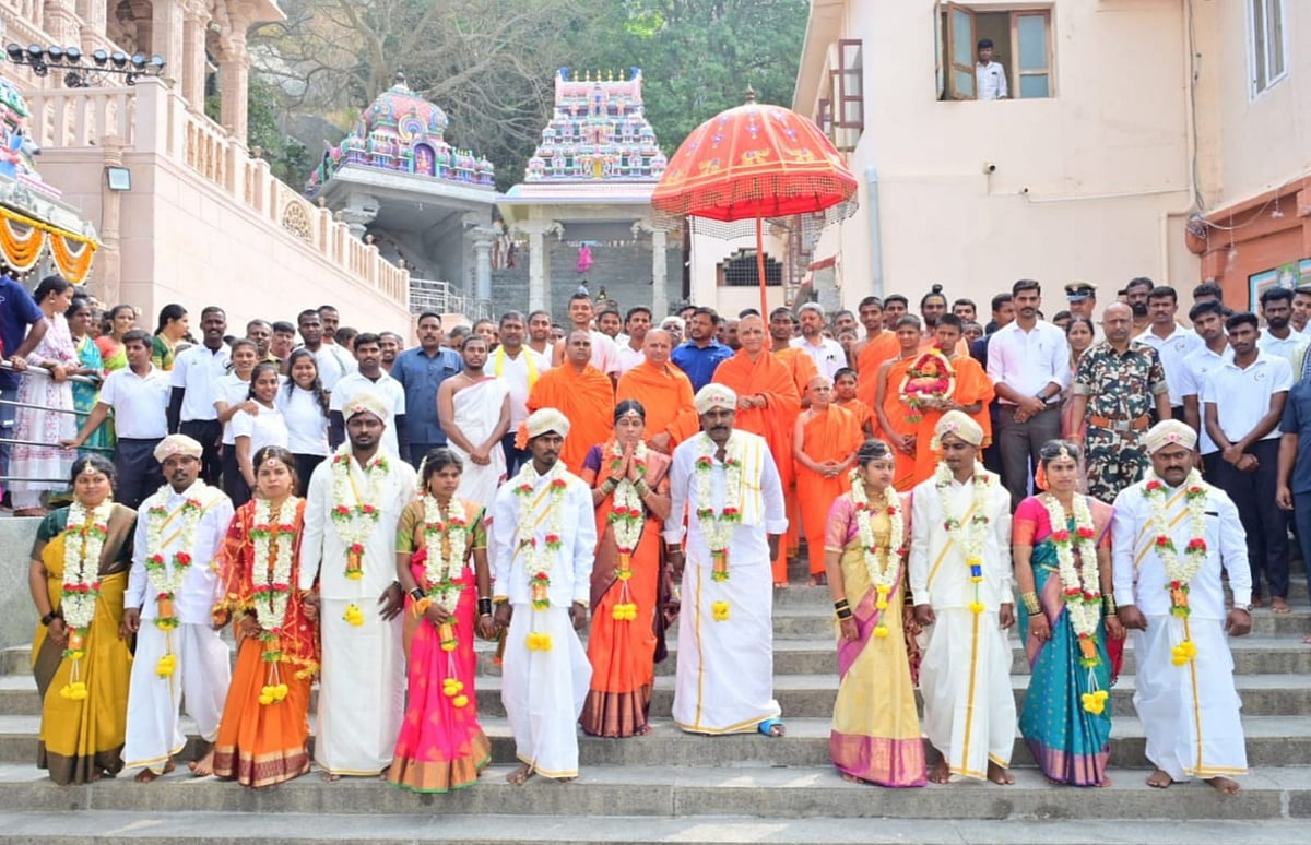 ನಾಗಮಂಗಲ: ಆದಿಚುಂಚನಗಿರಿ ಜಾತ್ರೆಯಲ್ಲಿ ದಾಂಪತ್ಯ ಜೀವನಕ್ಕೆ ಕಾಲಿಟ್ಟ 10 ಜೋಡಿಗಳು