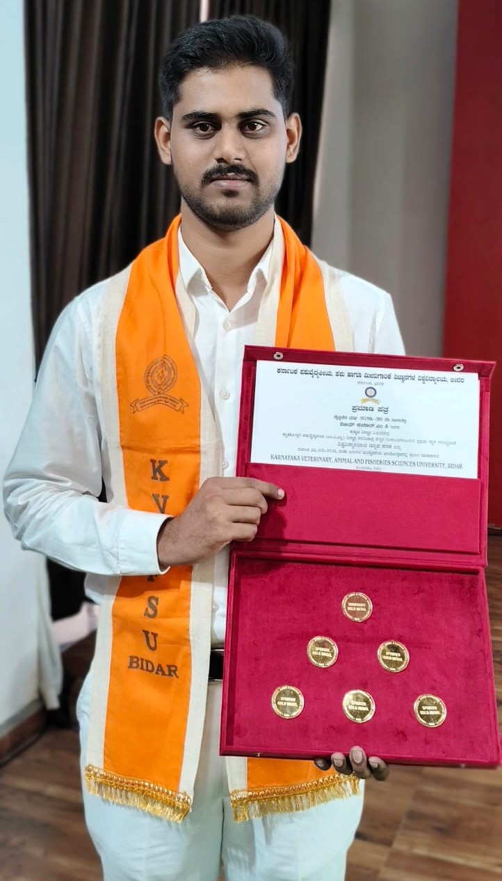 2023-24ನೇ ಸಾಲಿನ ಎಂವಿಎಸ್‍ಸಿ ಕುಕ್ಕುಟಶಾಸ್ತ್ರ ಸ್ನಾತಕೋತ್ತರ ಪದವಿಯಲ್ಲಿ ಆರು ಚಿನ್ನದ ಪದಕಗಳನ್ನು ಮುಡಿಗೇರಿಸಿಕೊಂಡ ಬೆಂಗಳೂರಿನ ಹೆಬ್ಬಾಳದ ಪಶು ವೈದ್ಯಕೀಯ ಕಾಲೇಜಿನ ವಿದ್ಯಾರ್ಥಿ ಚಿಕ್ಕಬಳ್ಳಾಪುರ ಜಿಲ್ಲೆ ಚಿಂತಾಮಣಿ ತಾಲ್ಲೂಕಿನ ಮೈಲಾಂಡ್ಲಹಳ್ಳಿಯ ವಿಜಯಕುಮಾರ್‌ ಎಂ.ಸಿ.