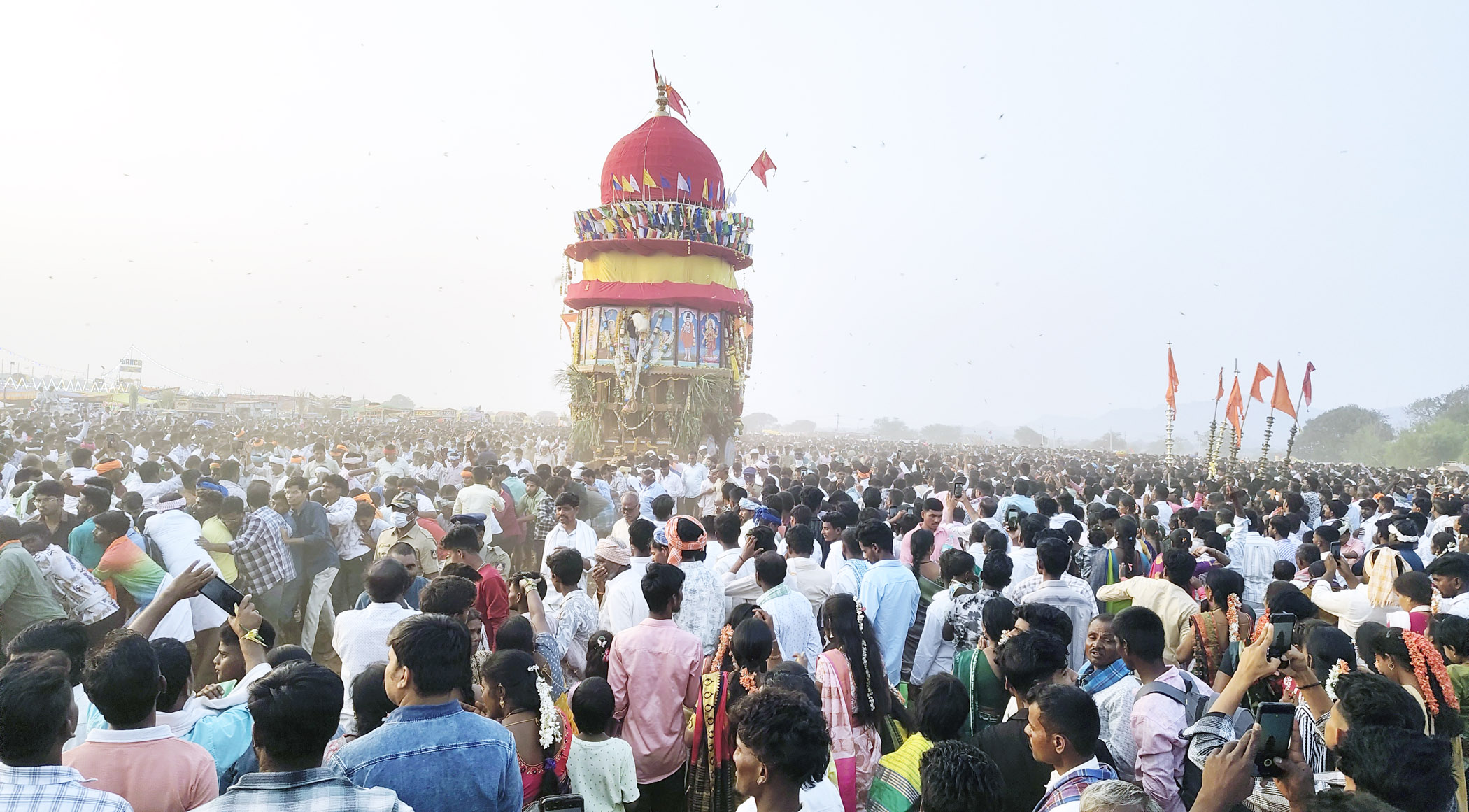 ಹರಪನಹಳ್ಳಿ ತಾಲ್ಲೂಕು ಕೂಲಹಳ್ಳಿ ಗೋಣಿ ಬಸವೇಶ್ವರ ರಥೋತ್ಸವಕ್ಕೆ ಸೇರಿದ್ದ ಜನಸ್ತೋಮ. ಪ್ರಜಾವಾಣಿ ಚಿತ್ರ / ವಿಶ್ವನಾಥ ಡಿ.