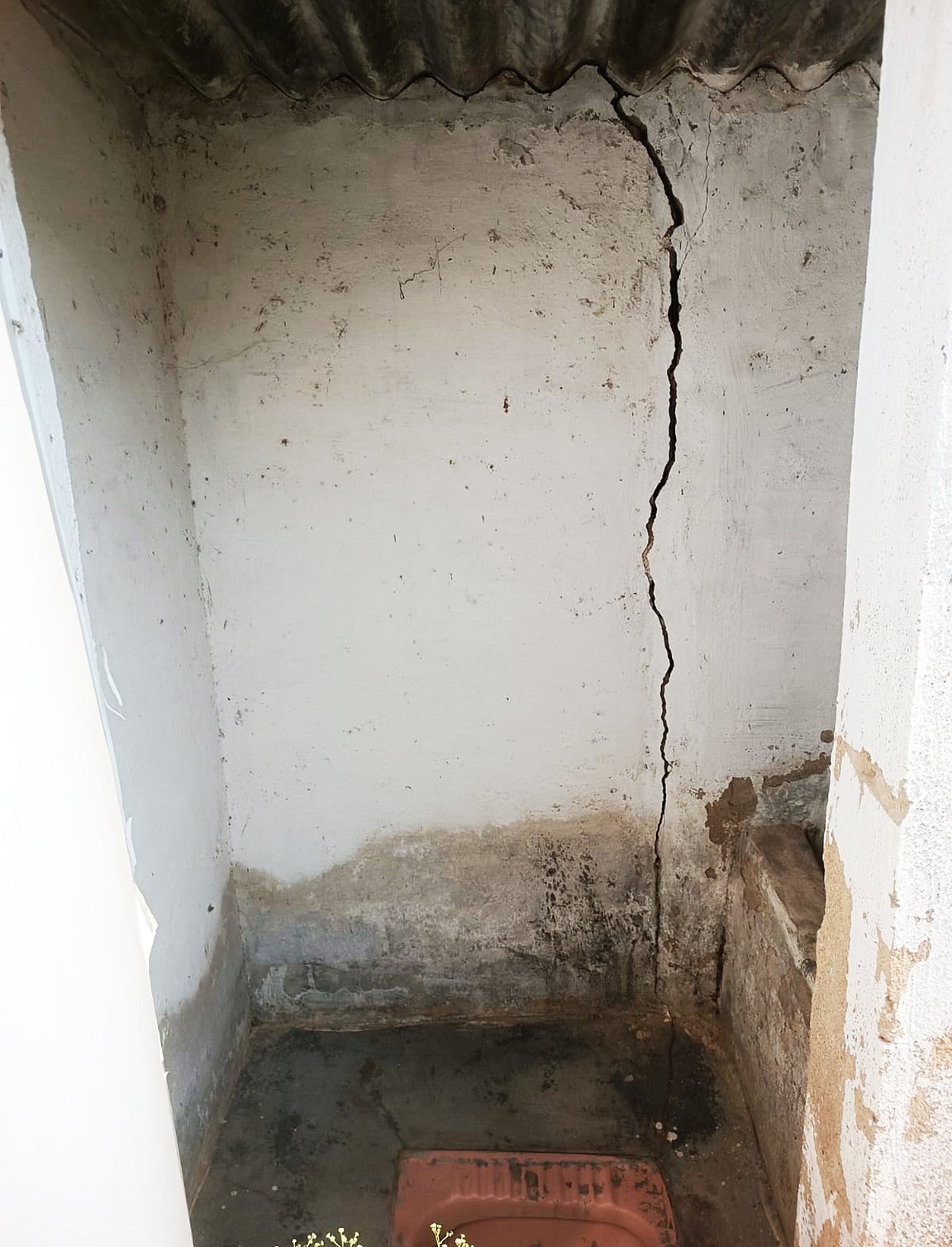 ಕೊರಟಗೆರೆ: ಶಿಥಿಲ ಅಂಗನವಾಡಿಯಲ್ಲಿ ಪುಟಾಣಿಗಳ ಕಲಿಕೆ