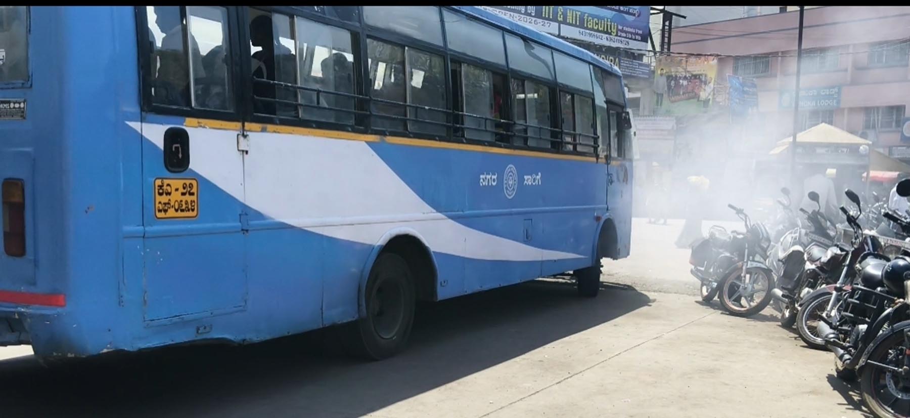 ರಾಣೆಬೆನ್ನೂರು ಬಸ್ ನಿಲ್ದಾಣದಲ್ಲಿ ಹೆಚ್ಚು ಹೊಗೆ ಉಗುಳುವ ಬಸ್‌