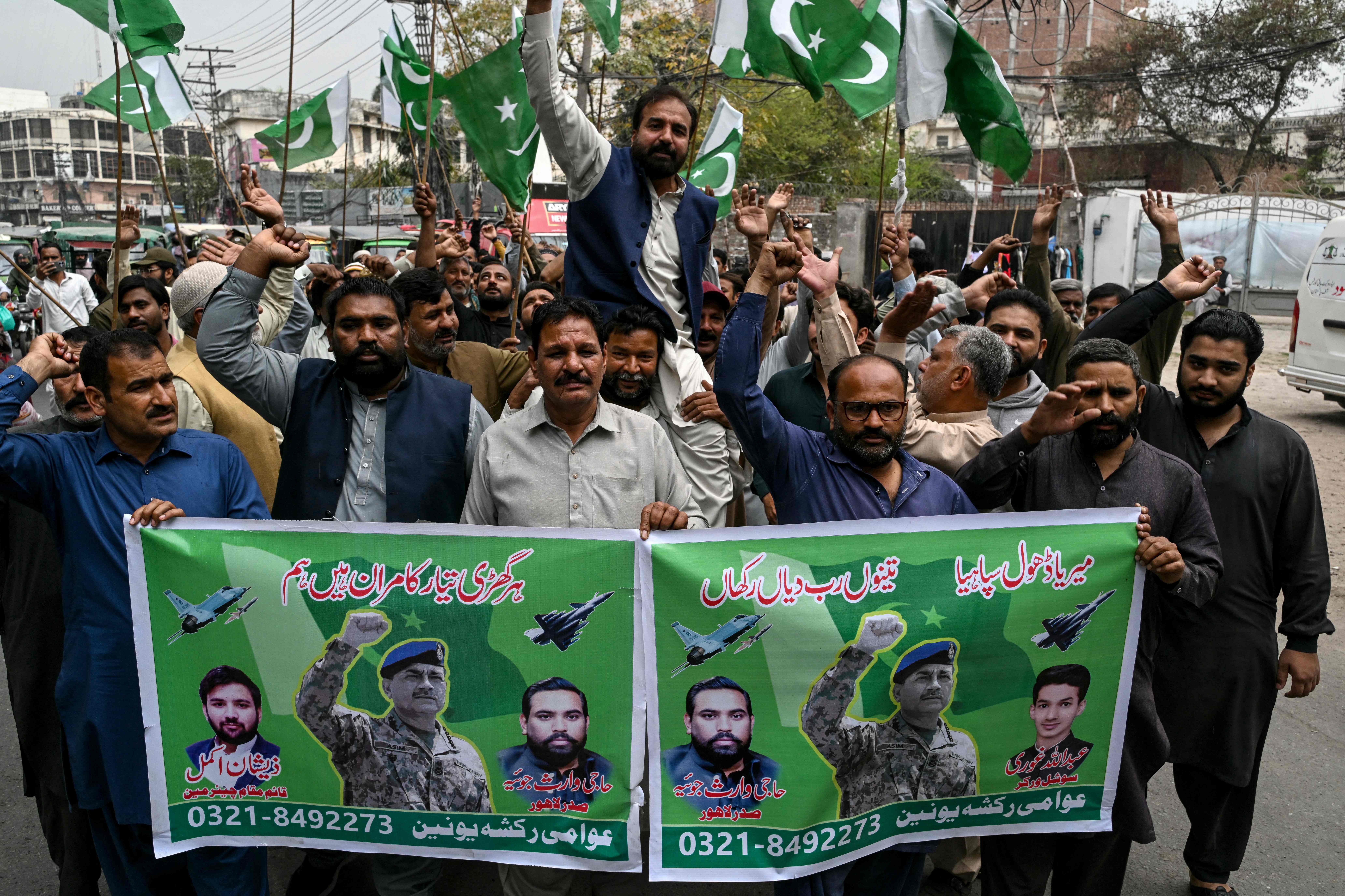 ಅಫ್ಗಾನಿಸ್ತಾನದ ಮೇಲೆ ಪಾಕಿಸ್ತಾನದ ನಡೆಸಿದ ಸೇನಾ ದಾಳಿಯನ್ನು ಬೆಂಬಲಿಸಿ ಜನರು ಲಾಹೋರ್‌ನಲ್ಲಿ ಶುಕ್ರವಾರ ರ‍್ಯಾಲಿ ನಡೆಸಿದರು–ಎಎಫ್‌ಪಿ ಚಿತ್ರ