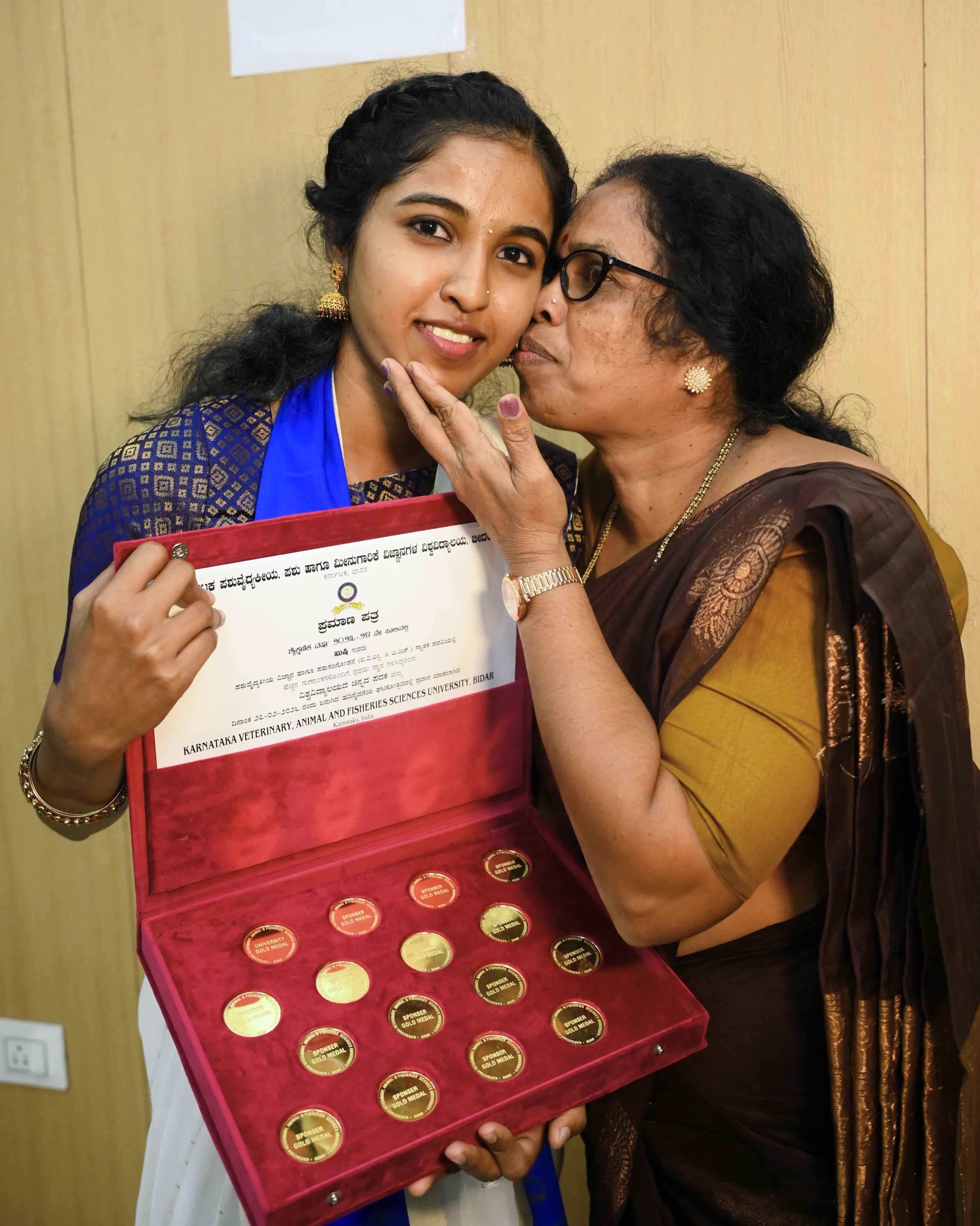 16 ಚಿನ್ನದ ಪದಕಗಳ ಸಾಧಕಿ ಖುಷಿ ಅವರಿಗೆ ಅವರ ತಾಯಿ ಸುಜಾತಾ ಅವರು ಮುತ್ತಿಕ್ಕಿ ಹರಸಿದರು