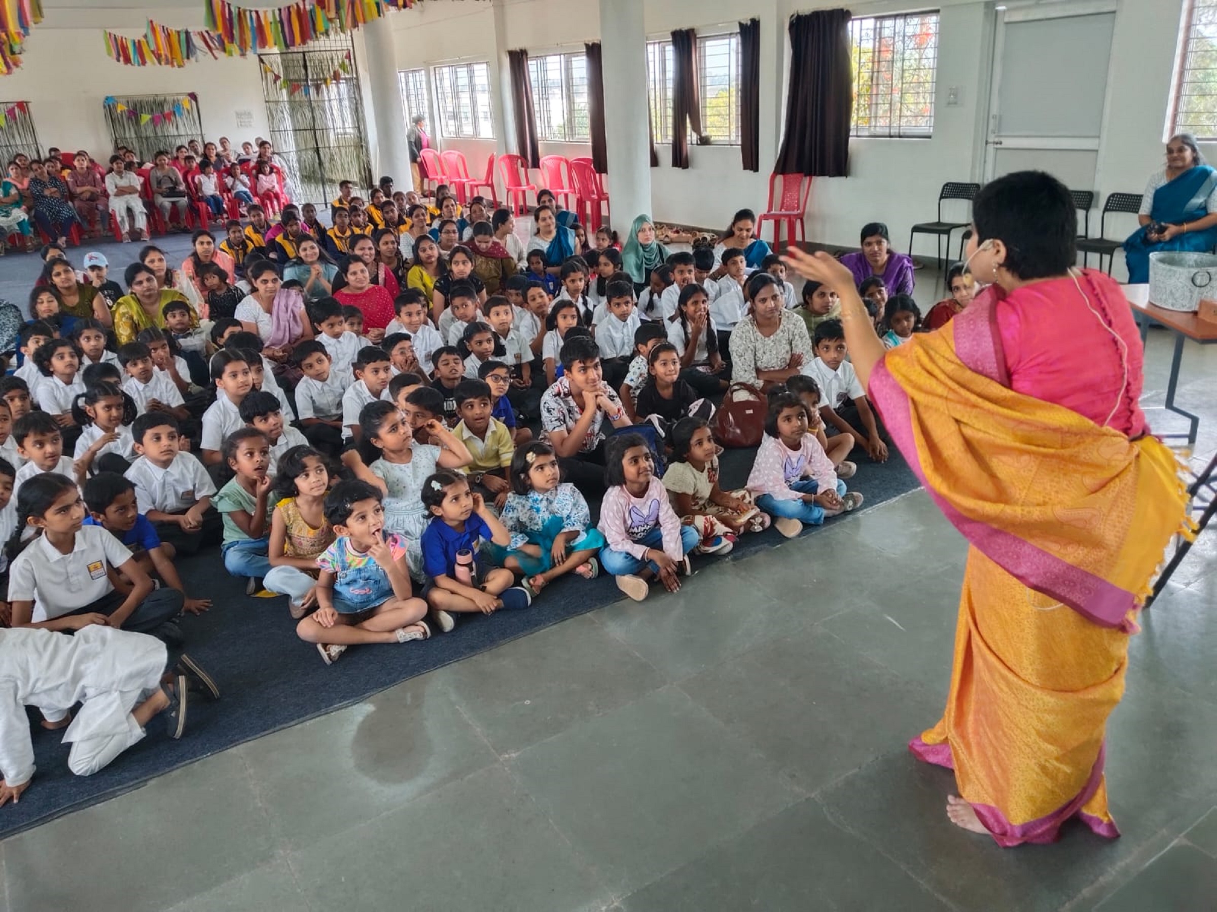 ಸಾಹಿತ್ಯೋತ್ಸವದಲ್ಲಿ ಭಾಗವಹಿಸಿದ್ದ ಮಕ್ಕಳ ಜೊತೆ ನಂದಿತಾ ರಾವ್ ಸಂವಾದ ನಡೆಸಿದರು.