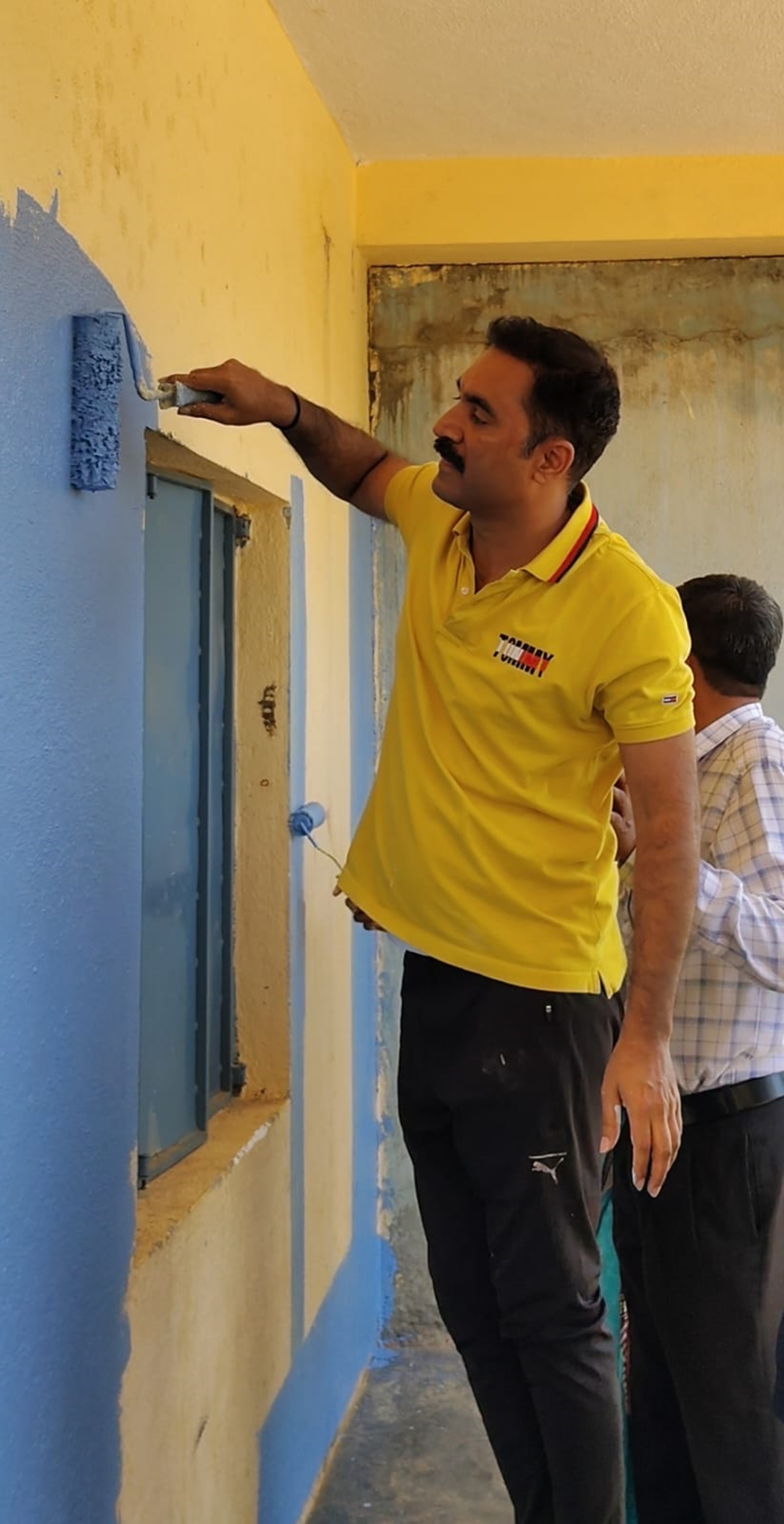 ಸರ್ಕಾರಿ ಪ್ರೌಢಶಾಲೆಗೆ ಬಣ್ಣ ಬಳಿಯುವಲ್ಲಿ ನಿರತ ತಹಶೀಲ್ದಾರ್ ಬಿ.ಎನ್. ಗಿರೀಶ್