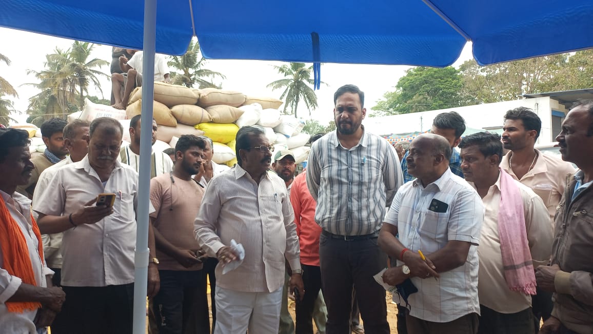 ರಾಗಿ ಖರೀದಿ ಕೇಂದ್ರಕ್ಕೆ ಶಾಸಕ ಕೆ.ಷಡಕ್ಷರಿ ಬೇಟಿ