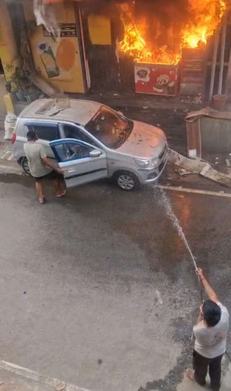 ಬೆಂಕಿ ನಂದಿಸುತ್ತಿರುವ ಸಾರ್ವಜನಿಕರು