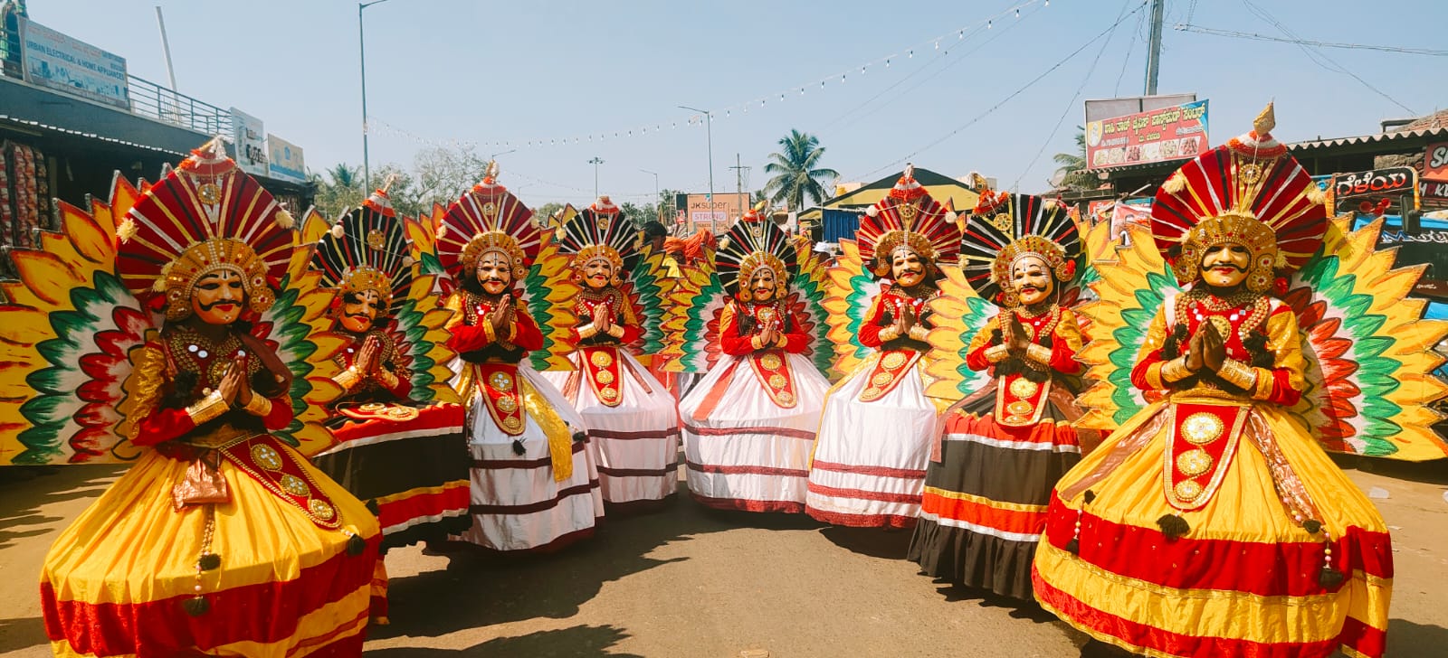 ಬೆಳಗಾವಿ ಜಿಲ್ಲೆಯ ಬೈಲಹೊಂಗಲ ತಾಲ್ಲೂಕಿನ ಬೆಳವಡಿಯಲ್ಲಿ ಶನಿವಾರ ನಡೆದ ಬೆಳವಡಿ ಮಲ್ಲಮ್ಮ ರಾಣಿಯ 349ನೇ ವಿಜಯೋತ್ಸವ ಮೆರವಣಿಗೆಯಲ್ಲಿ ತುಮಕೂರಿನ ಸುನೀಲ ಮತ್ತು ತಂಡದ ಸದಸ್ಯರು ಕಥಕ್ಕಳಿ ವೇಷದಲ್ಲಿ ಗಮನಸೆಳೆದ ಬಗೆ ಇದು 