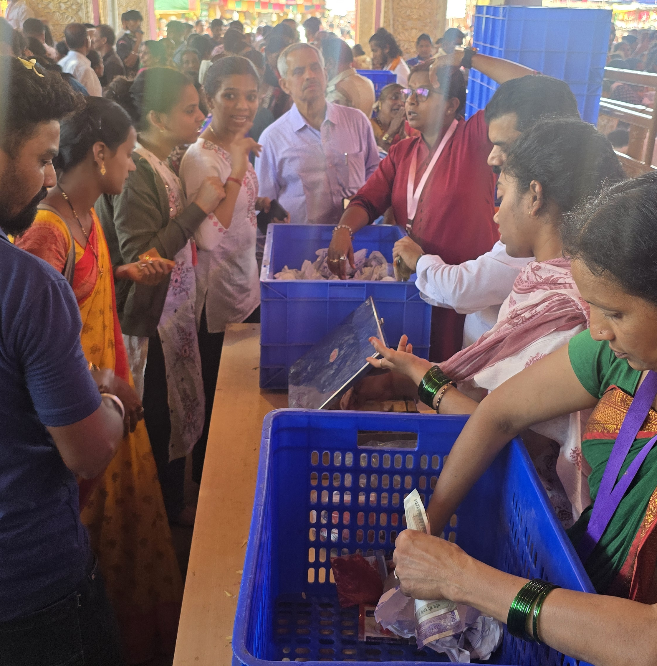 ಜಾತ್ರೆ ವೇಳೆ ಭಕ್ತರಿಗೆ ಲಡ್ಡು ಪ್ರಸಾದ ವಿತರಣೆ 