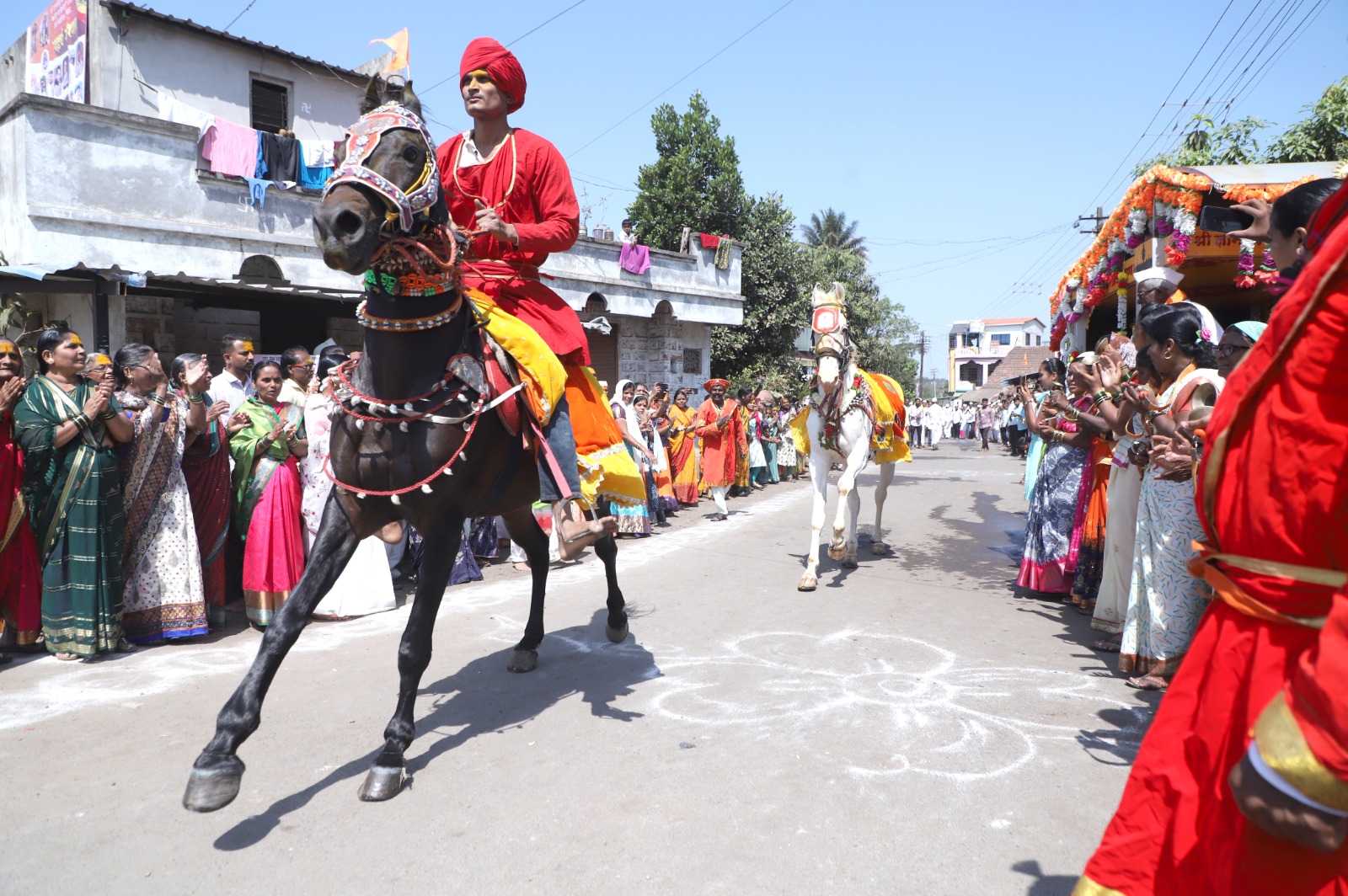 ಅಶ್ವರಿಂಗಣದಲ್ಲಿ ಓಡುತ್ತಿರುವ ಅಶ್ವಗಳು.