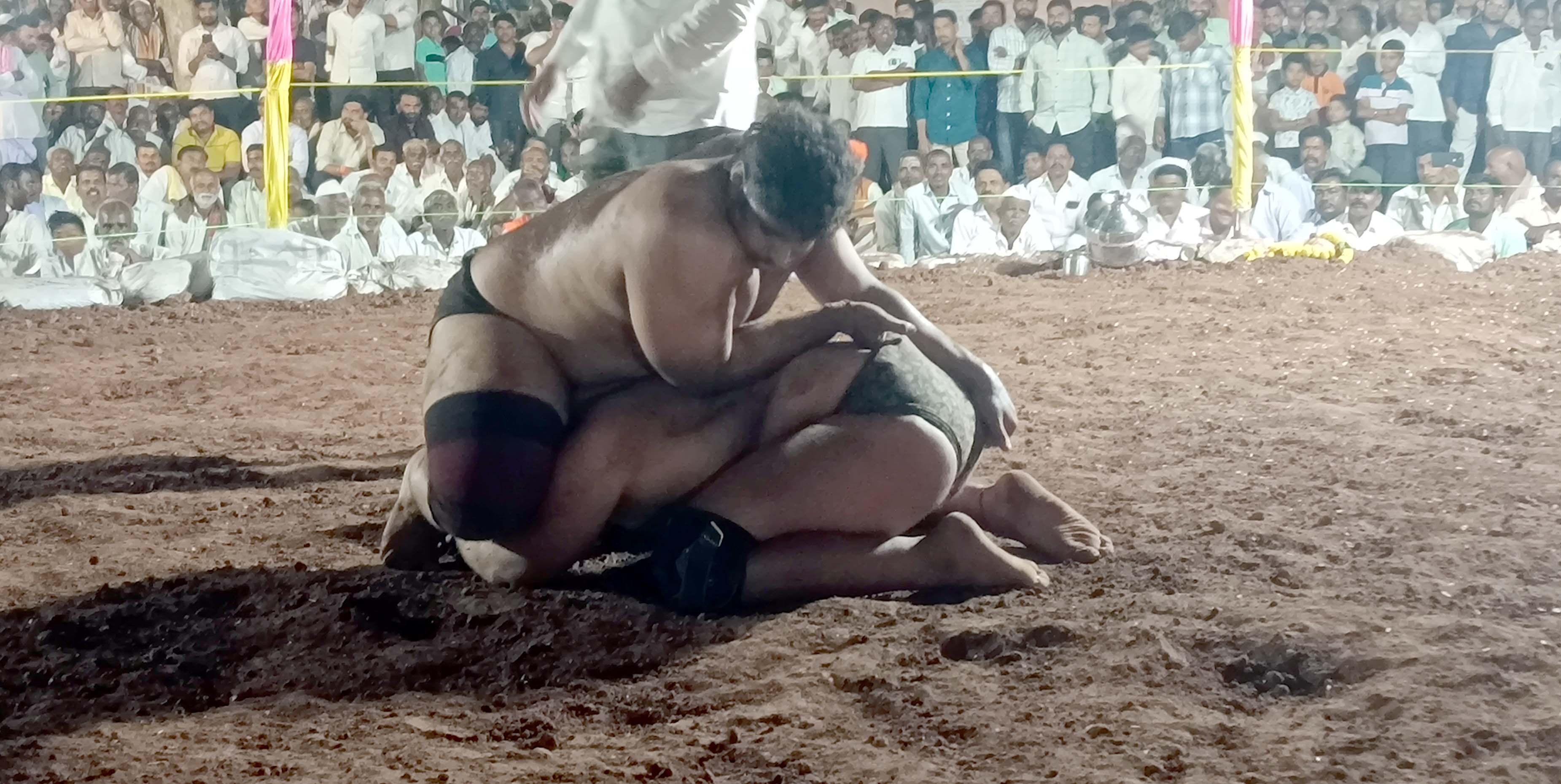 ತೇರದಾಳ ತಾಲ್ಲೂಕಿನ ಸಸಾಲಟ್ಟಿಯ ಶಿವಲಿಂಗೇಶ್ವರರ ಜಾತ್ರೆ ಅಂಗವಾಗಿ ಜರುಗಿದ ಕುಸ್ತಿ ಪಂದ್ಯದಲ್ಲಿ ಸೆಣಸುತ್ತಿರುವ ಪೈಲ್ವಾನರು.