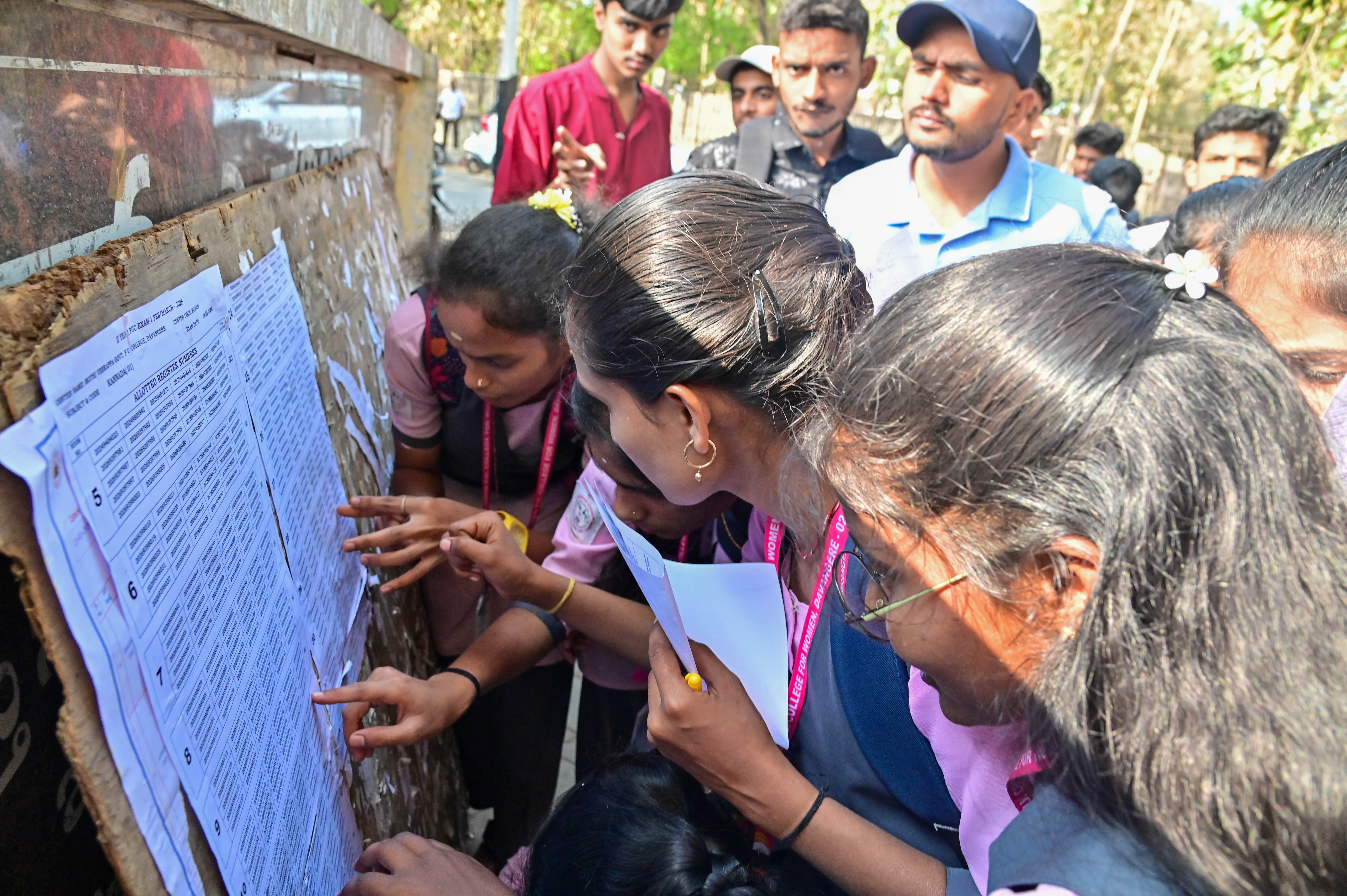 ದಾವಣಗೆರೆಯ ಮೋತಿ ವೀರಪ್ಪ ಕಾಲೇಜಿನಲ್ಲಿ ಪಿಯು ಪರೀಕ್ಷೆ ಬರೆಯಲು ಬಂದಿದ್ದ ಅಭ್ಯರ್ಥಿಗಳು ತಮ್ಮ ಕೊಠಡಿ ಹಾಗೂ ನೋಂದಣಿ ಸಂಖ್ಯೆ ಪರಿಶೀಲಿಸಿದರು –ಪ್ರಜಾವಾಣಿ ಚಿತ್ರ