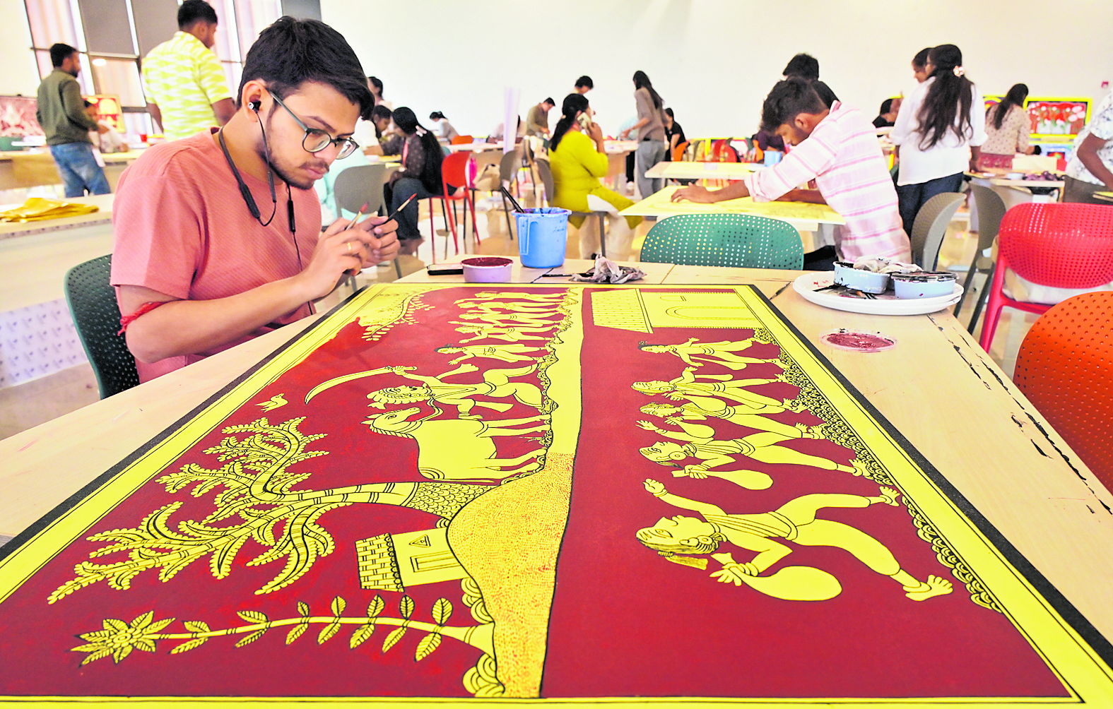 ಚಿತ್ರ ಬಿಡಿಸುವ ಕಾರ್ಯದಲ್ಲಿ ಮಗ್ನರಾಗಿರುವ ಕಲಾವಿದರು  