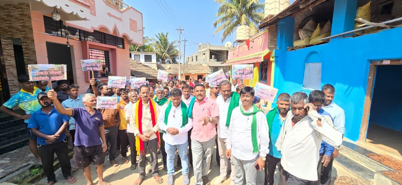 ಹಳಿಯಾಳ ತಾಲ್ಲೂಕಿನ ಪ್ರಧಾನಟ್ಟಿ ಗ್ರಾಮದಲ್ಲಿ ಶನಿವಾರ ಕಾಳಿ ನದಿ ನೀರಾವರಿ ಯೋಜನೆ ಜನಜಾಗೃತಿ ಪಾದಯಾತ್ರೆ ನಡೆಸಲಾಯಿತು