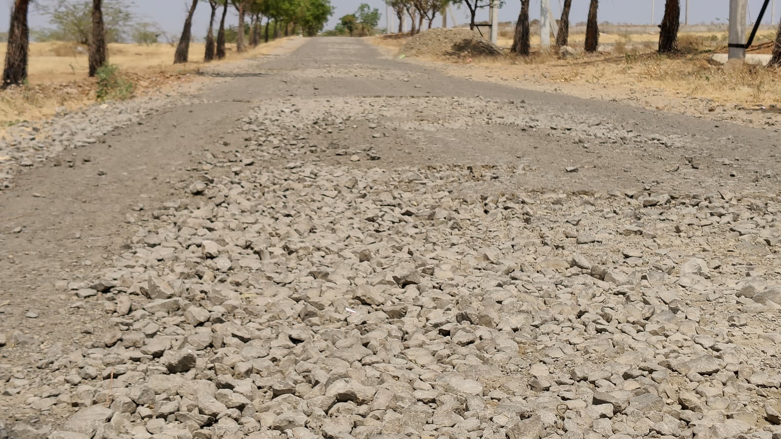 ಮುದ್ದೇಬಿಹಾಳ ಬಿದರಕುಂದಿ ಆದರ್ಶ ವಿದ್ಯಾಲಯಕ್ಕೆ ಮಾರುತಿ ನಗರದ ಮೂಲಕ ತರಳುವ ರಸ್ತೆಯಲ್ಲಿ ಜಲ್ಲಿ ಕಲ್ಲು ಎದ್ದು ಹದಗೆಟ್ಟಿರುವುದು