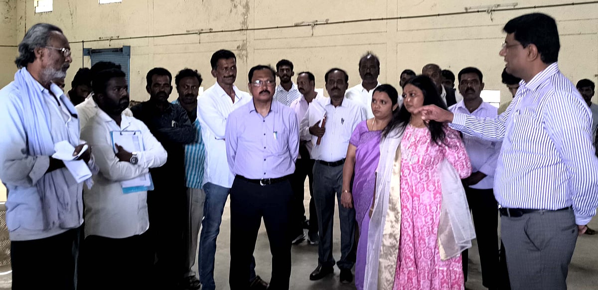 ಬಾಗೇಪಲ್ಲಿ | ರಾಗಿ ಖರೀದಿ ಕೇಂದ್ರಕ್ಕೆ ಜಿಲ್ಲಾಧಿಕಾರಿ ಭೇಟಿ