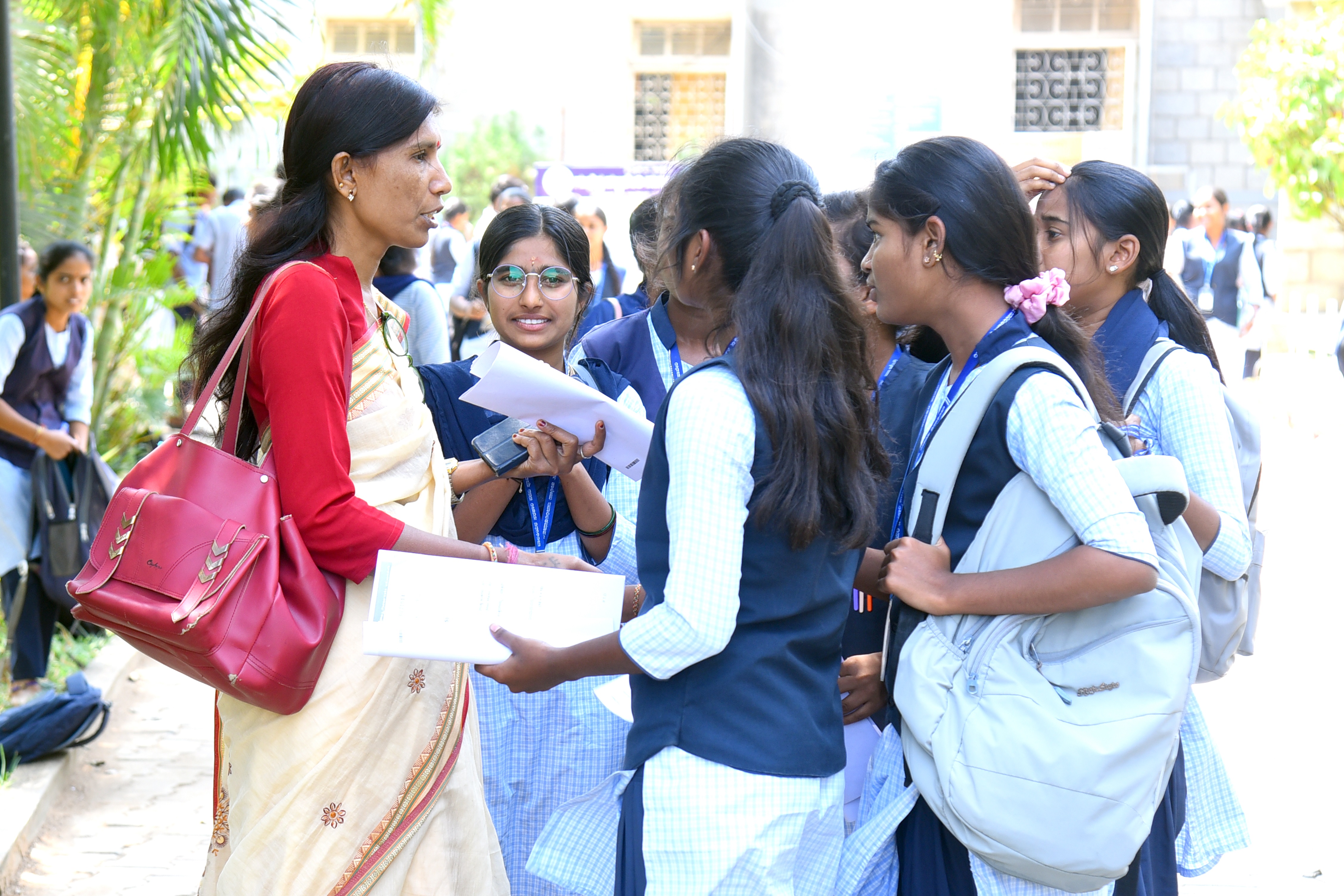 ಹಾವೇರಿಯ ಕೇಂದ್ರವೊಂದರಲ್ಲಿ ಪರೀಕ್ಷೆ ಬರೆದು ಹೊರಬಂದ ವಿದ್ಯಾರ್ಥಿಗಳು ಪರಸ್ಪರ ಚರ್ಚಿಸಿದರು