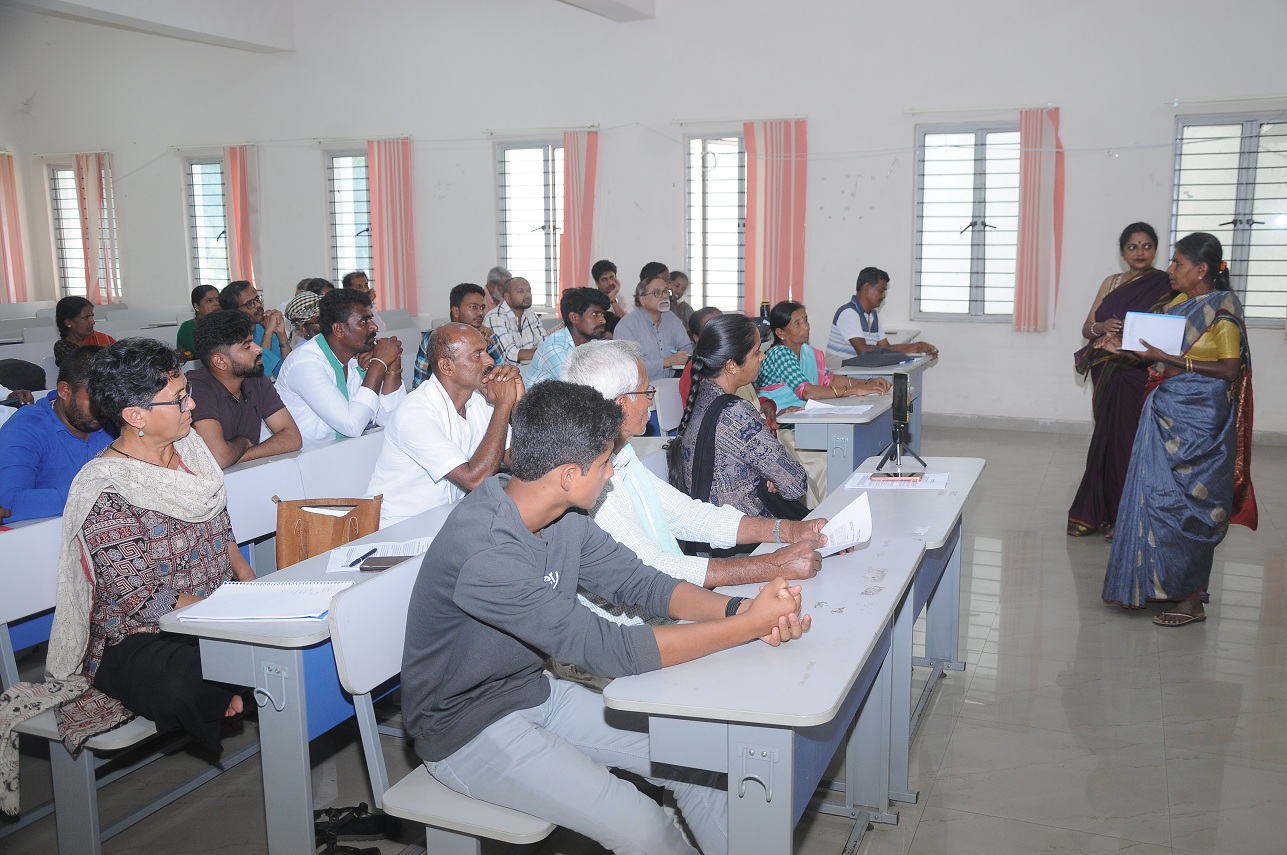 ಮಾನವ– ವನ್ಯಜೀವಿ ಸಂಘರ್ಷ ಕುರಿತ ಸಂವಾದದಲ್ಲಿ ಮುಳಬಾಗಿಲಿನ ರೈತ ಮಹಿಳೆ ಪಾಪಮ್ಮ ಮಾತನಾಡಿದರು 