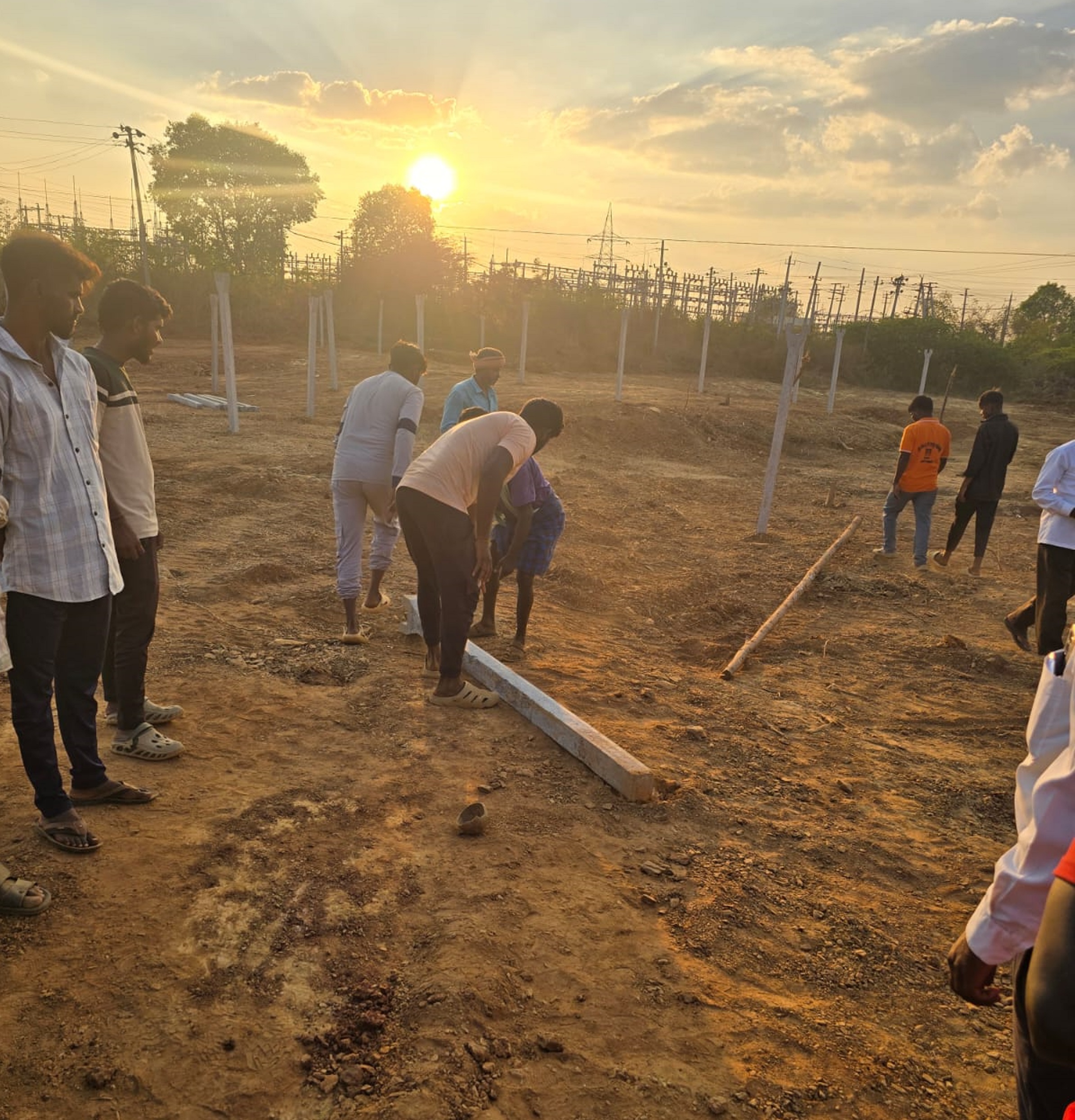 ಹಾವೇರಿ ಜಿಲ್ಲೆಯ ರಾಣೆಬೆನ್ನೂರು ತಾಲ್ಲೂಕಿನ ಅರೇಮಲ್ಲಾಪುರ ಗ್ರಾಮದಲ್ಲಿರುವ ಸರ್ಕಾರಿ ಜಾಗದಲ್ಲಿ ನಿಲ್ಲಿಸಿದ್ದ ಕಂಬಗಳನ್ನು ಕಂದಾಯ ಇಲಾಖೆ ಸಿಬ್ಬಂದಿ ಇತ್ತೀಚೆಗೆ ತೆರವುಗೊಳಿಸಿದರು