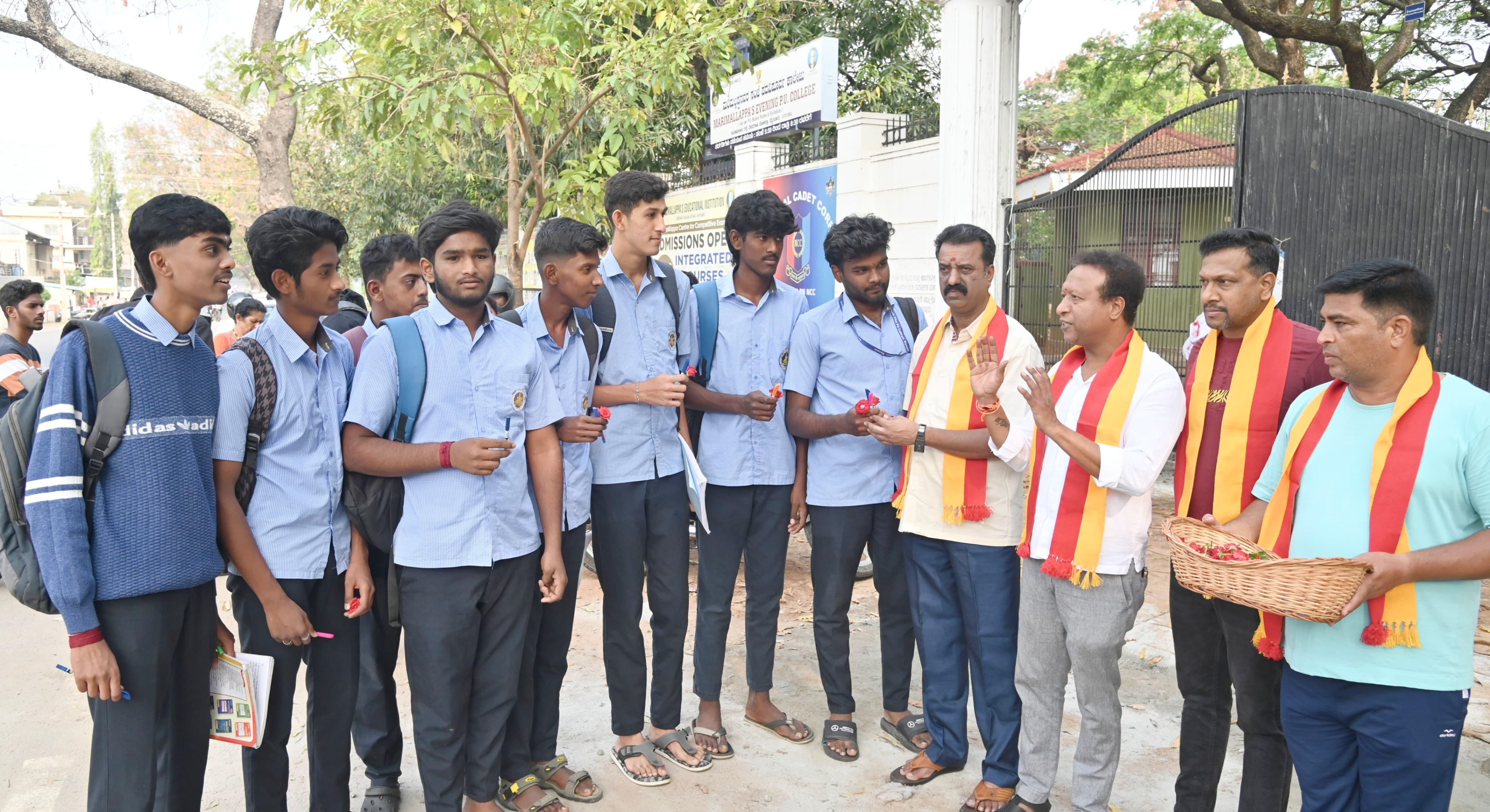 ಮೈಸೂರಿನ ಮರಿಮಲ್ಲಪ್ಪ ಕಾಲೇಜಿನ ಪರೀಕ್ಷಾ ಕೇಂದ್ರದ ಬಳಿ ಕರ್ನಾಟಕ ಹಿತರಕ್ಷಣಾ ವೇದಿಕೆ ಕಾರ್ಯಕರ್ತರು ವಿದ್ಯಾರ್ಥಿಗಳಿಗೆ ಗುಲಾಬಿ ಹೂ ಹಾಗೂ ಪೆನ್ ನೀಡಿ ಶುಭ ಹಾರೈಸಿದರು