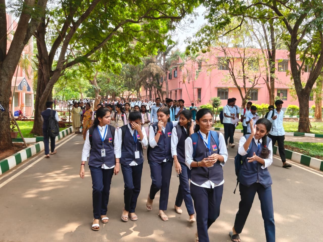 ಚಾಮರಾಝನಗರ ಜೆಎಸ್‌ಎಸ್‌ ಕಾಲೇಜಿನಲ್ಲಿ ಶನಿವಾರ ದ್ವಿತೀಯ ಪಿಯುಸಿ ಪರೀಕ್ಷೆ ಬರೆದು ಹೊರಬರುತ್ತಿರುವ ವಿದ್ಯಾರ್ಥಿಗಳು