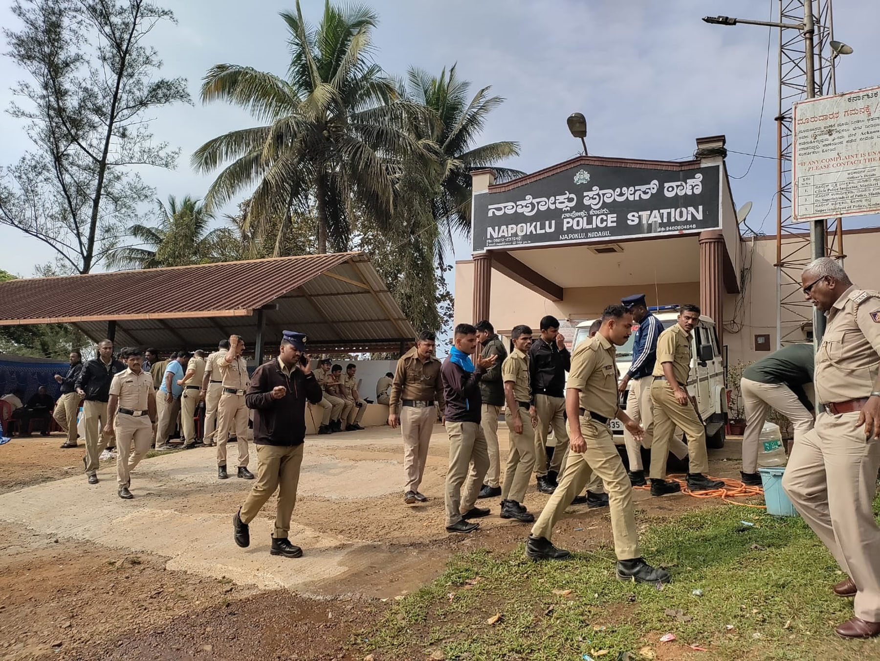 ಬಲ್ಲಮಾವಟಿಯಲ್ಲಿ ಹಿಂದೂಸಂಗಮ ಕಾರ್ಯಕ್ರಮದ ಪ್ರಯುಕ್ತ ನಾಪೋಕ್ಲುವಿನಲ್ಲಿ ಬಿಗಿ ಬಂದೋಬಸ್ತ್ ಹಿನ್ನೆಲೆಯಲ್ಲಿ ಪೊಲೀಸ್‌ ಸಿಬ್ಬಂದಿ ಪಡೆ