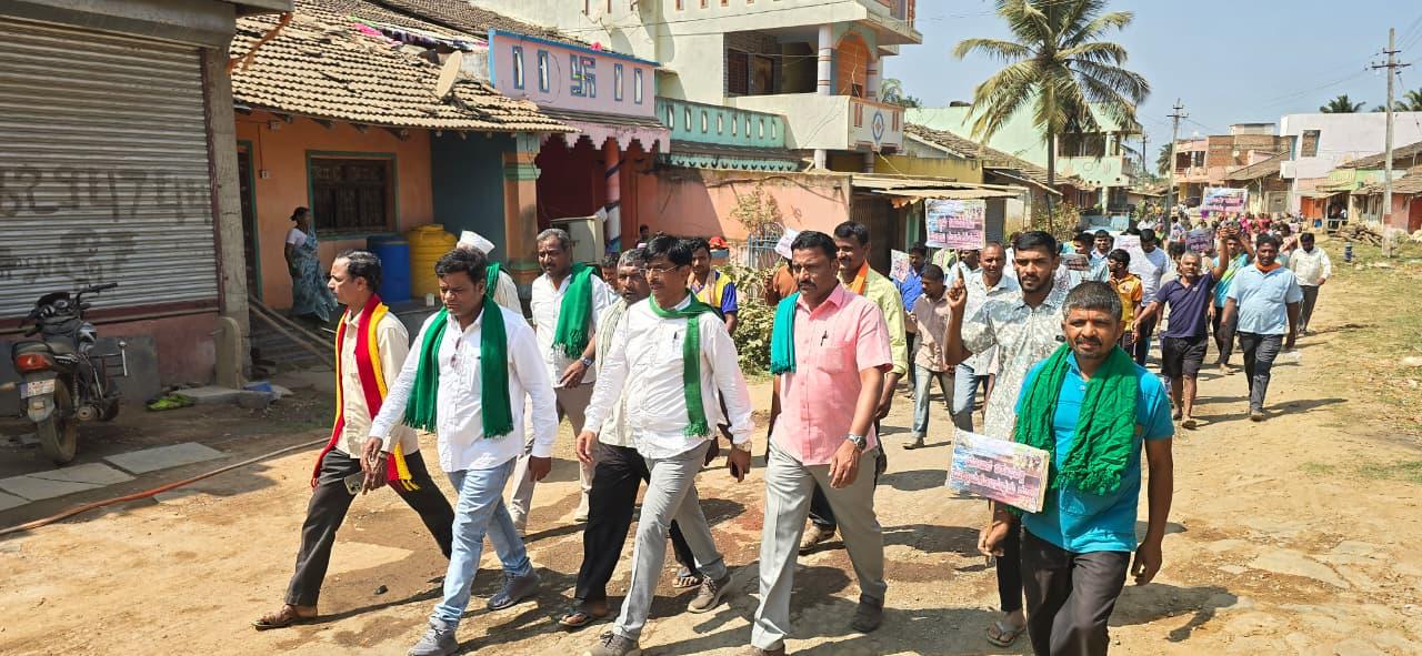 ಹಳಿಯಾಳ ತಾಲ್ಲೂಕಿನ ಪ್ರಧಾನಟ್ಟಿ ಗ್ರಾಮದಲ್ಲಿ ಶನಿವಾರ ಕಾಳಿ ನದಿ ನೀರಾವರಿ ಯೋಜನೆ ಜನಜಾಗೃತಿ ಪಾದಯಾತ್ರೆ ನಡೆಸಲಾಯಿತು 