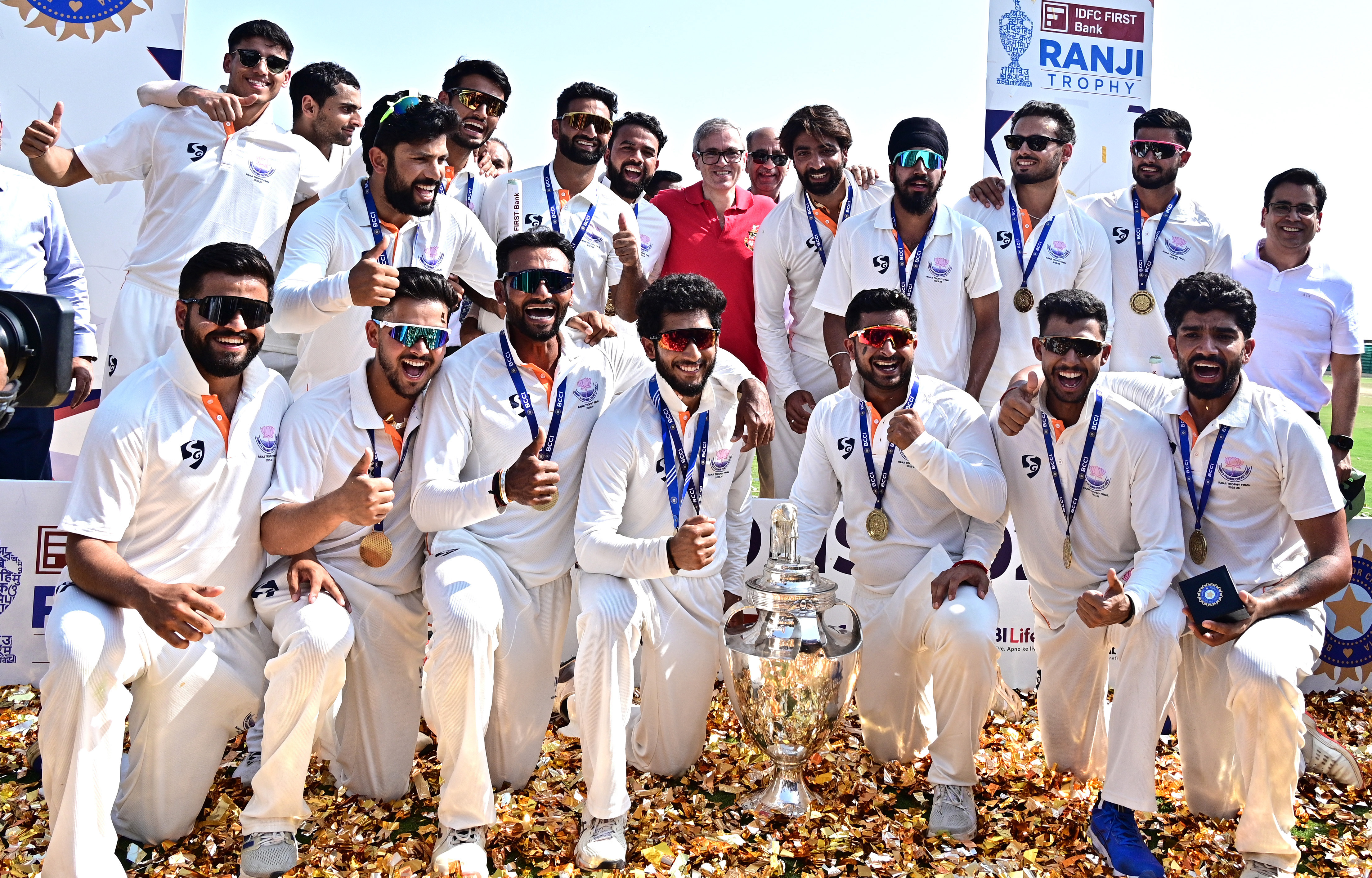 ಹುಬ್ಬಳ್ಳಿಯ ರಾಜನಗರದ ಕೆ.ಎಸ್.ಸಿ.ಎ ಕ್ರೀಡಾಂಗಣದಲ್ಲಿ ರಣಜಿ ಟ್ರೋಫಿಯೊಂದಿಗೆ ಜಮ್ಮು ಮತ್ತು ಕಾಶ್ಮೀರ ತಂಡದ ಸಂಭ್ರಮ. ಆ ರಾಜ್ಯದ ಮುಖ್ಯಮಂತ್ರಿ ಒಮರ್ ಅಬ್ದುಲ್ಲಾ ಇದ್ದಾರೆ  