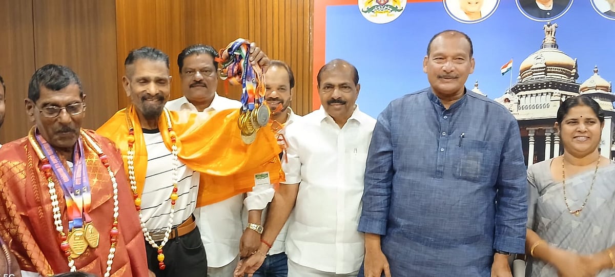 ಶಾಸಕರು ಜನರ ದಾರಿ ತಪ್ಪಿಸಬಾರದು: ಐವನ್‌