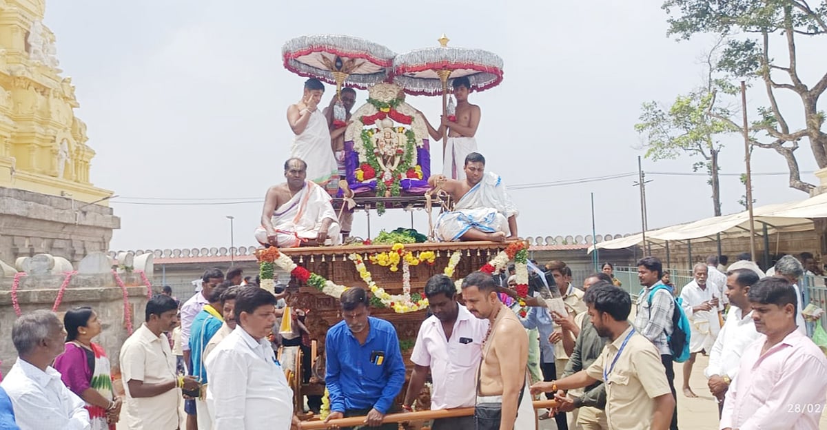 ₹16 ಲಕ್ಷದ ರಥದಲ್ಲಿ ಗರುಢೋತ್ಸವ