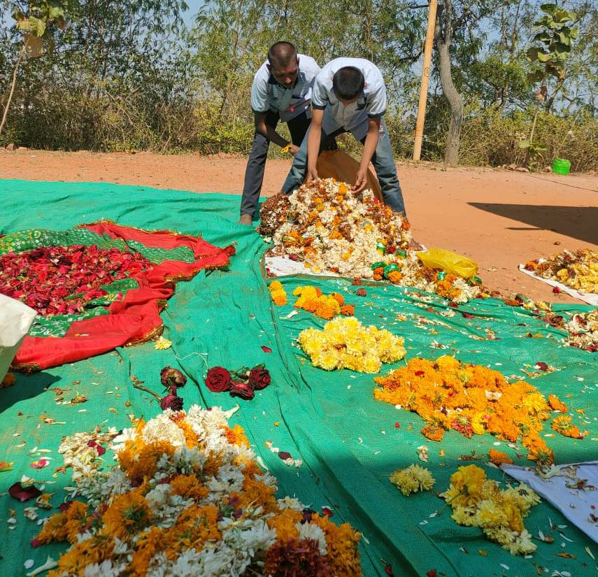 ಪರಿಸರ ಸ್ನೇಹಿ ಬಣ್ಣ ತಯಾರಿಕೆಗೆ ದೇವಸ್ಥಾನಗಳಲ್ಲಿ ಬಳಸಿದ ಹೂಗಳನ್ನು ಬಿಸಿಲಲ್ಲಿ ಒಣಗಿಸುತ್ತಿರುವ ಲಕ್ಷ್ಮೇಶ್ವರದ ಅರಳು ಬುದ್ಧಿಮಾಂದ್ಯ ಮಕ್ಕಳ ವಸತಿರಹಿತ ಶಾಲೆ ಮಕ್ಕಳು