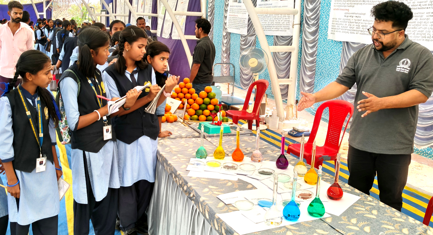 ರಾಷ್ಟ್ರೀಯ ವಿಜ್ಞಾನ ದಿನದ ಪ್ರಯುಕ್ತ ನಾಯಕನಹಟ್ಟಿ ಸಮೀಪದ ಕುದಾಪುರ ಭಾರತೀಯ ವಿಜ್ಞಾನ ಸಂಸ್ಥೆ(ಐಐಎಸ್ಸಿ)ಯ ಆವರಣದಲ್ಲಿ ಶನಿವಾರ ಪ್ರಾತ್ಯಕ್ಷಿಯಲ್ಲಿ ತೊಡಗಿರುವ ಪ್ರಾಧ್ಯಾಪಕರು