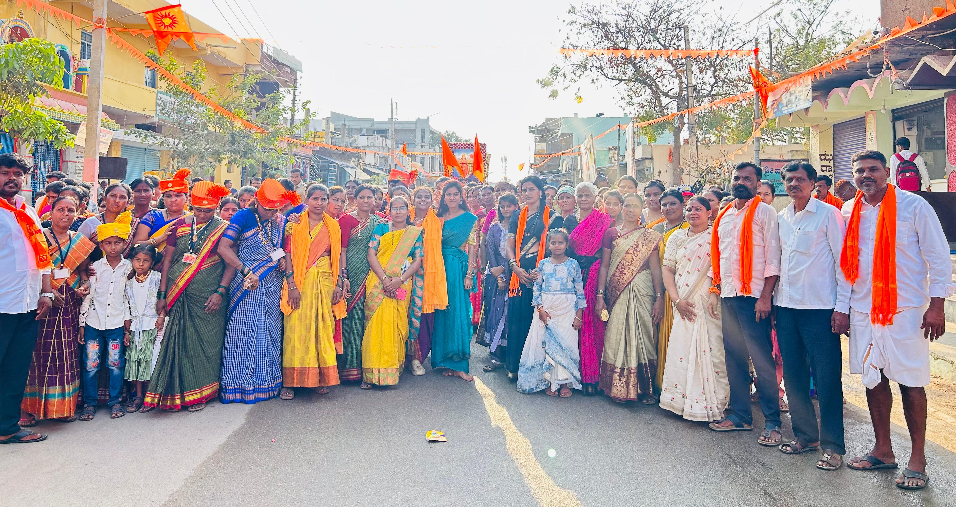 ಕನಕಗಿರಿಯಲ್ಲಿ ನಡೆದ ಛತ್ರಪತಿ ಶಿವಾಜಿ ಹಾಗೂ ಭಾರತ ಮಾತೆ ಭಾವಚಿತ್ರದ ಮೆರವಣಿಗೆಯಲ್ಲಿ ಮಹಿಳೆಯರು ಭಾಗವಹಿಸಿದ್ದರು