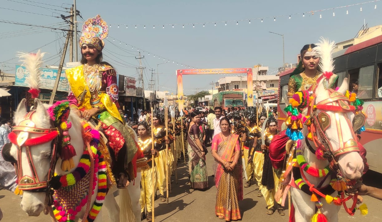 ಬೆಳಗಾವಿ ಜಿಲ್ಲೆಯ ಬೈಲಹೊಂಗಲ ತಾಲ್ಲೂಕಿನ ಬೆಳವಡಿಯಲ್ಲಿ ಶನಿವಾರ ಆಚರಿಸಲಾದ ಬೆಳವಡಿ ಮಲ್ಲಮ್ಮ ರಾಣಿಯ 349ನೇ ವಿಜಯೋತ್ಸವ ಮೆರವಣಿಗೆಯಲ್ಲಿ, ರಾಜಾ ಈಶಪ್ರಭು ವೇಷದಲ್ಲಿ ಸ್ಫೂರ್ತಿ ಏಳಜೇರಿ ಹಾಗೂ ರಾಣಿ ಮಲ್ಲಮ್ಮನ ವೇಷದಲ್ಲಿ ಶ್ರೀದೇವಿ ಮಾರಿಹಾಳ ಕಂಗೊಳಿಸಿದರು. ಅವರ ಹಿಂದೆ ವಿಶ್ವದ ಮೊದಲ ಮಹಿಳಾ ಸೈನ್ಯದ ವೇಷಧಾರಿಗಳು ಹೆಜ್ಜೆ ಹಾಕಿದರು 