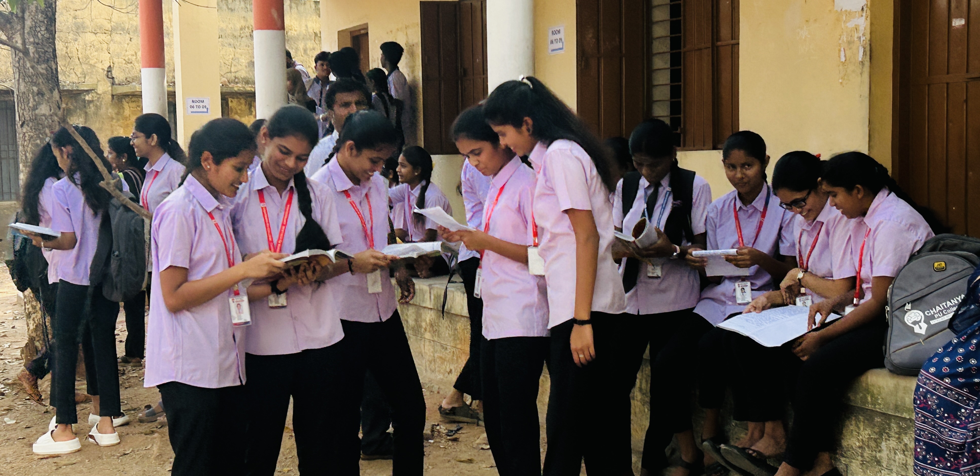 ಚಿತ್ರದುರ್ಗದ ಬಾಲಕಿಯರ ಸರ್ಕಾರಿ ಪದವಿ ಪೂರ್ವ ಕಾಲೇಜಿನ ಪರೀಕ್ಷಾ ಕೇಂದ್ರದ ಆವರಣದಲ್ಲಿ ಅಂತಿಮ ಹಂತದ ಸಿದ್ಧತೆ ನಡೆಸಿದ ವಿದ್ಯಾರ್ಥಿನಿಯರು