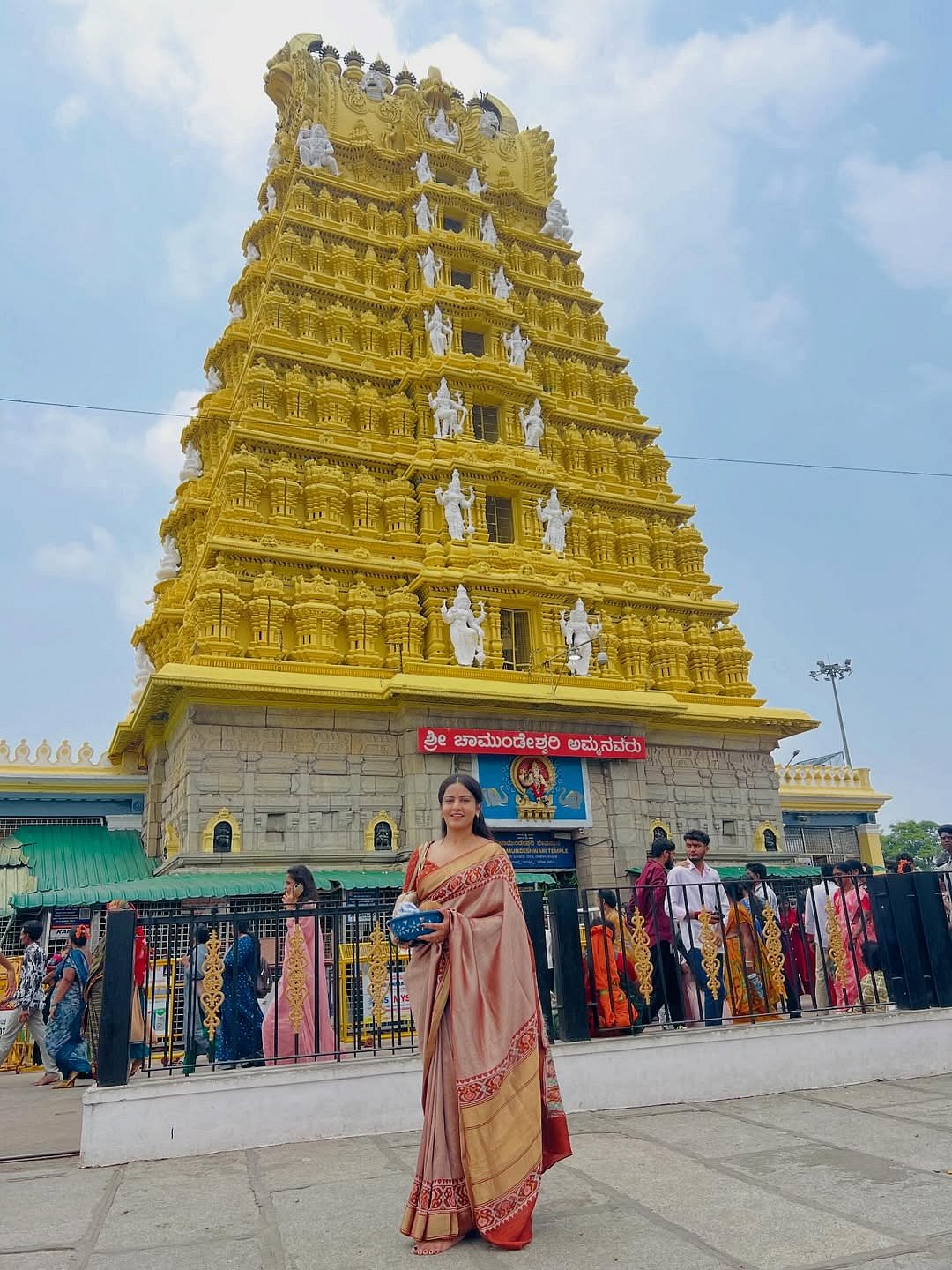 ಮೈಸೂರು ಚಾಮುಂಡೇಶ್ವರಿ ಸನ್ನಿಧಿಗೆ ಭೇಟಿ ನೀಡಿದ ನಟಿ ನಮೃತಾ ಗೌಡ